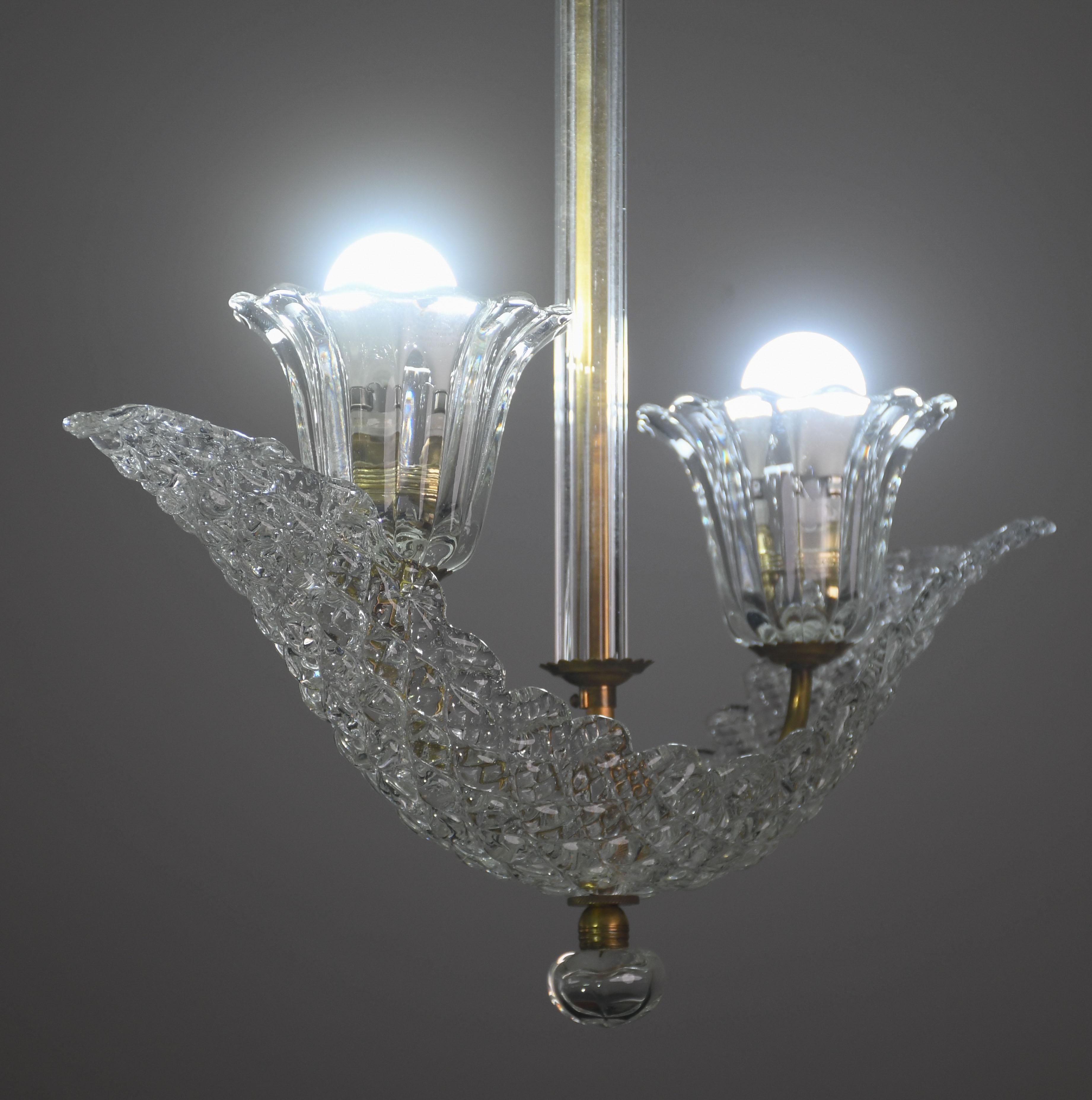 Eleganter 2 Tassen Barovier Art Deco Kronleuchter, Murano Glas, Messing Struktur 1940s im Zustand „Gut“ im Angebot in Roma, IT