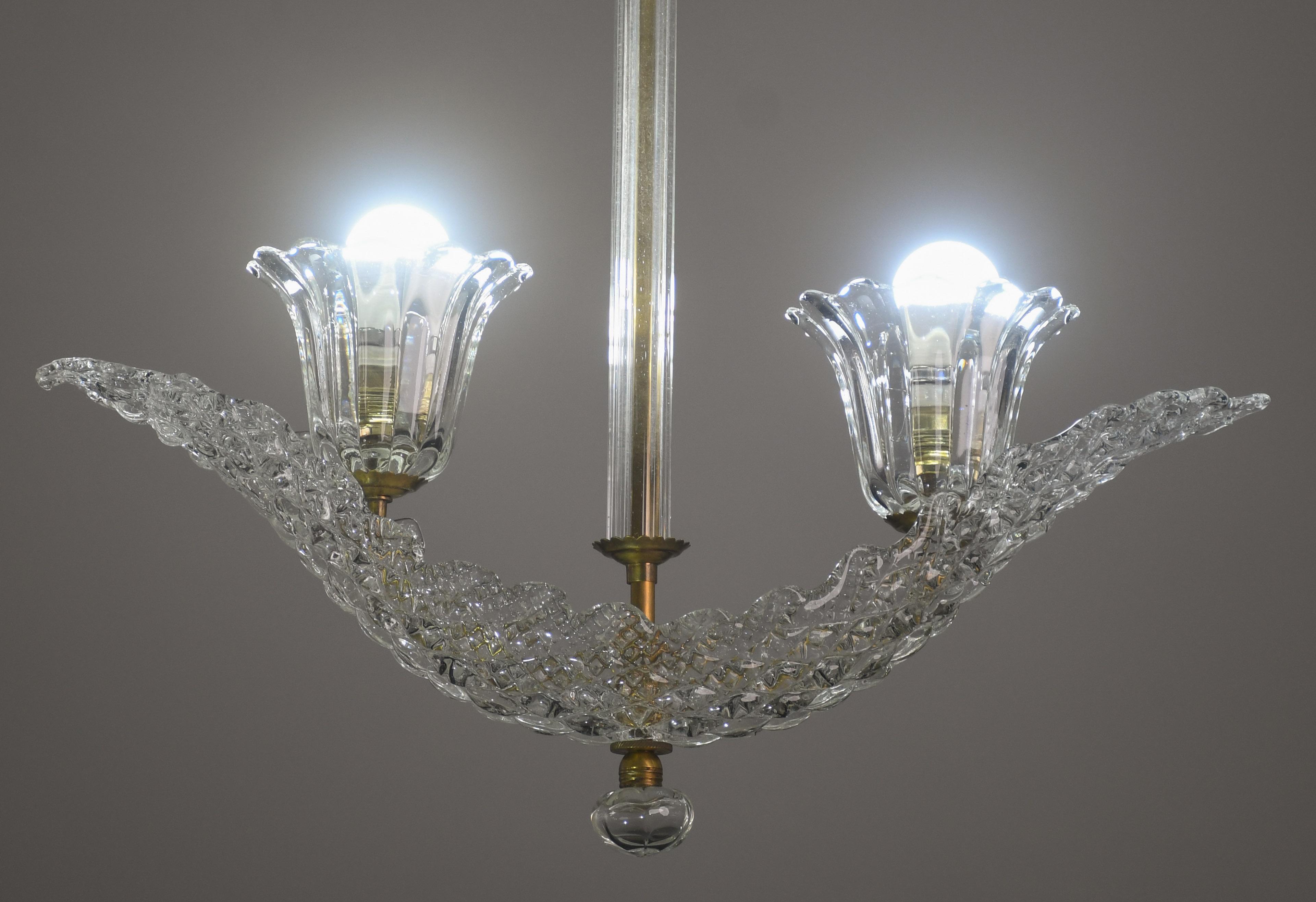 Eleganter 2 Tassen Barovier Art Deco Kronleuchter, Murano Glas, Messing Struktur 1940s (Muranoglas) im Angebot
