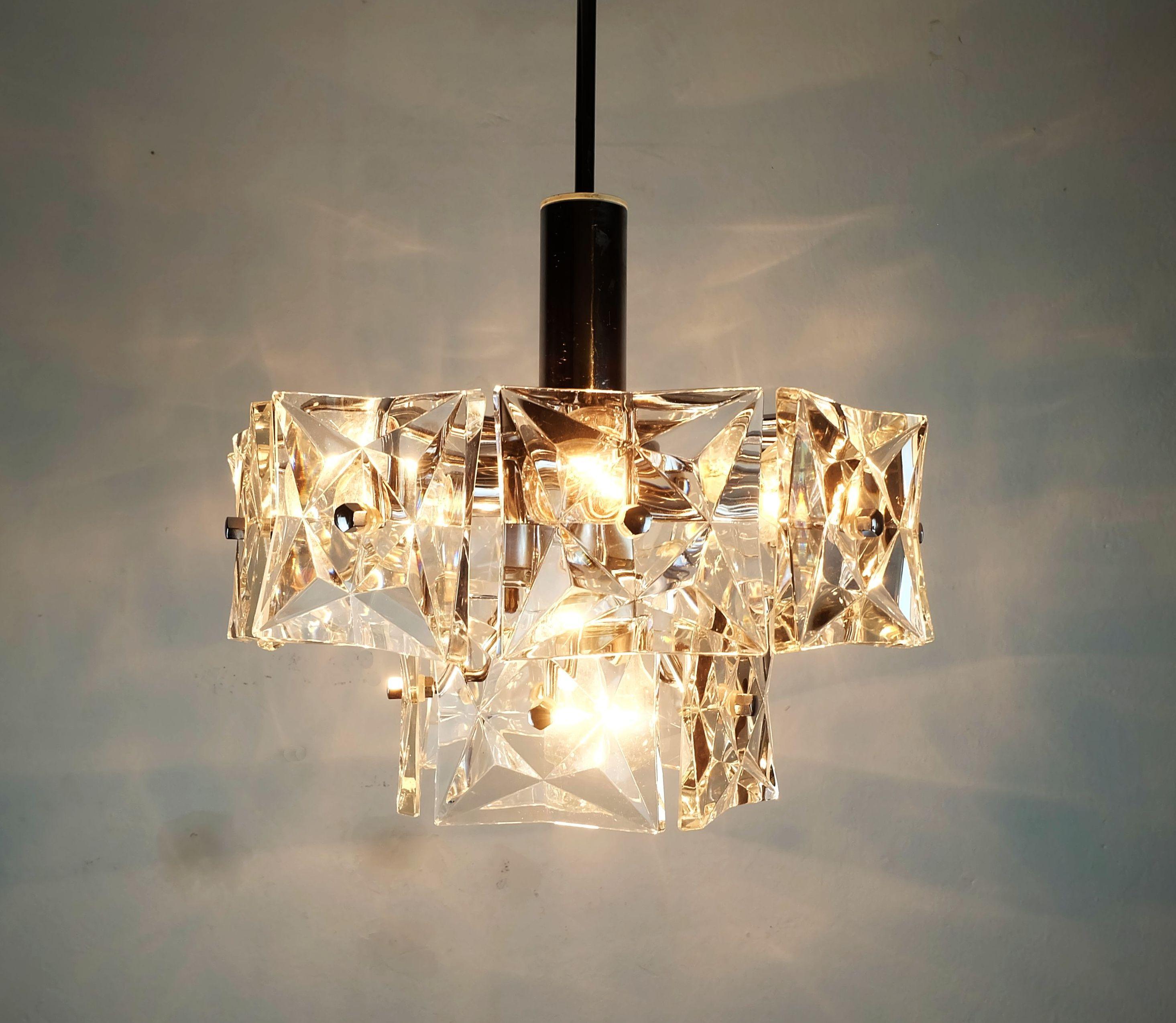 Eleganza di Kinkeldey a 2 livelli, lampada a pendente in cristallo e cromo degli anni '60 in vendita 1