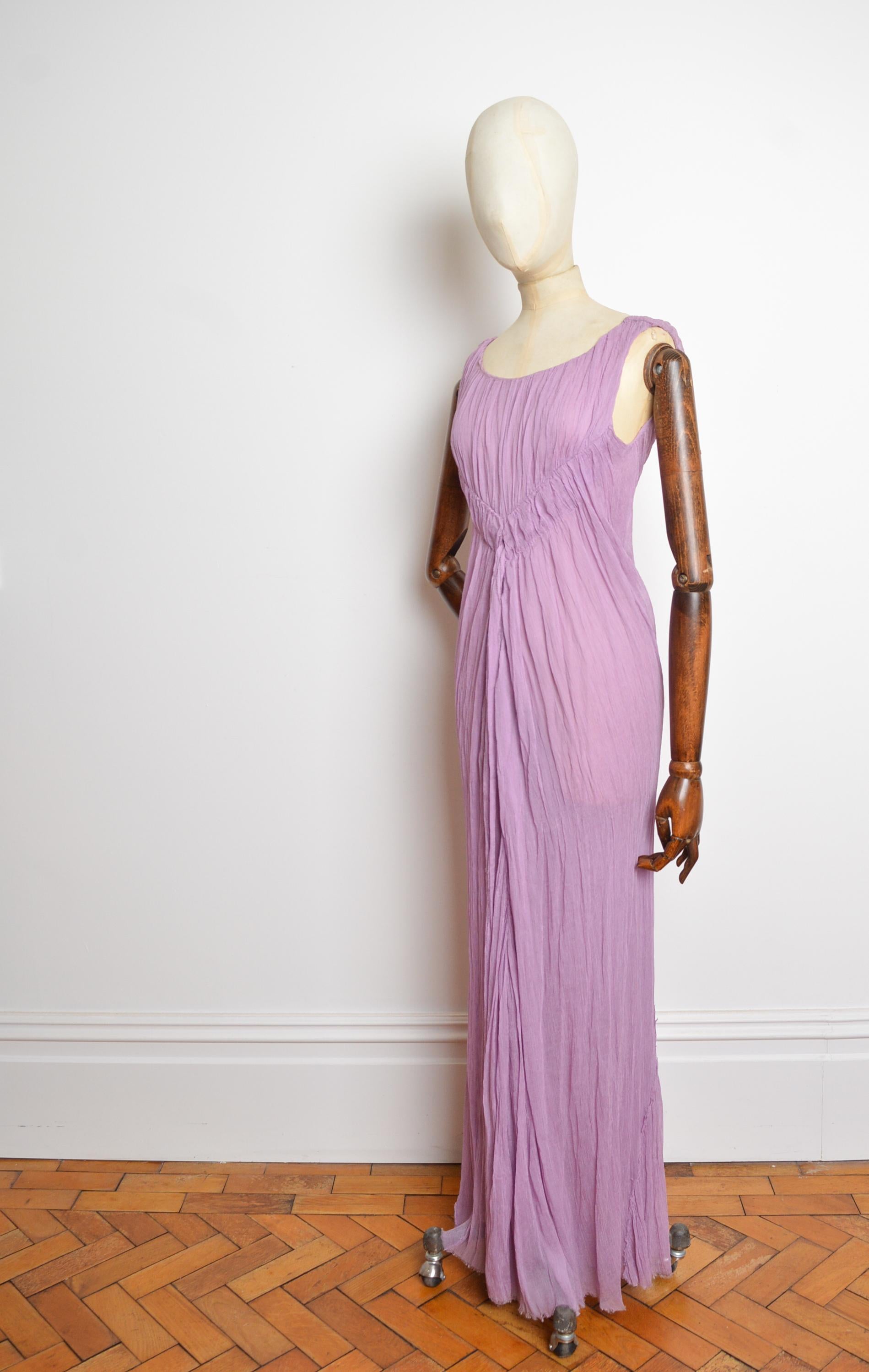 Das göttliche Abendkleid von Alberta Ferretti aus dem Jahr 2004 ist aus feinstem Crêpe-Chiffon in einem lavendelfarbenen Farbton gefertigt und verfügt über einen unter der Brust verstellbaren Tunnelzug, einen leicht ausgestellten Rücken und einen
