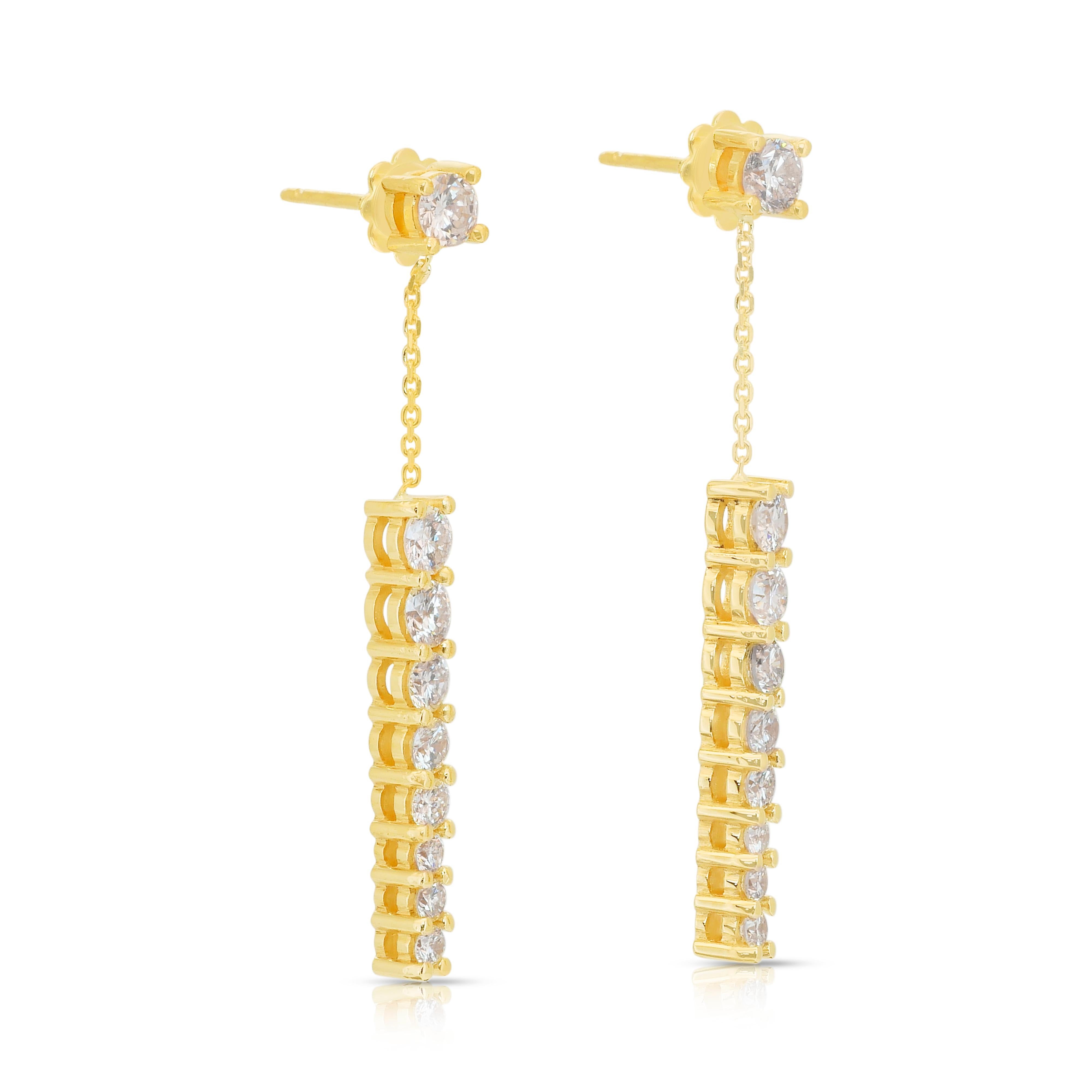 Elegantes Pendientes de Gota de Diamantes de 2.02ct en Oro Amarillo de 18k - Certificado IGI

Añade elegancia sin esfuerzo a tu look con estos deslumbrantes pendientes colgantes de oro amarillo de 18k. Adornada con 18 diamantes brillantes redondos