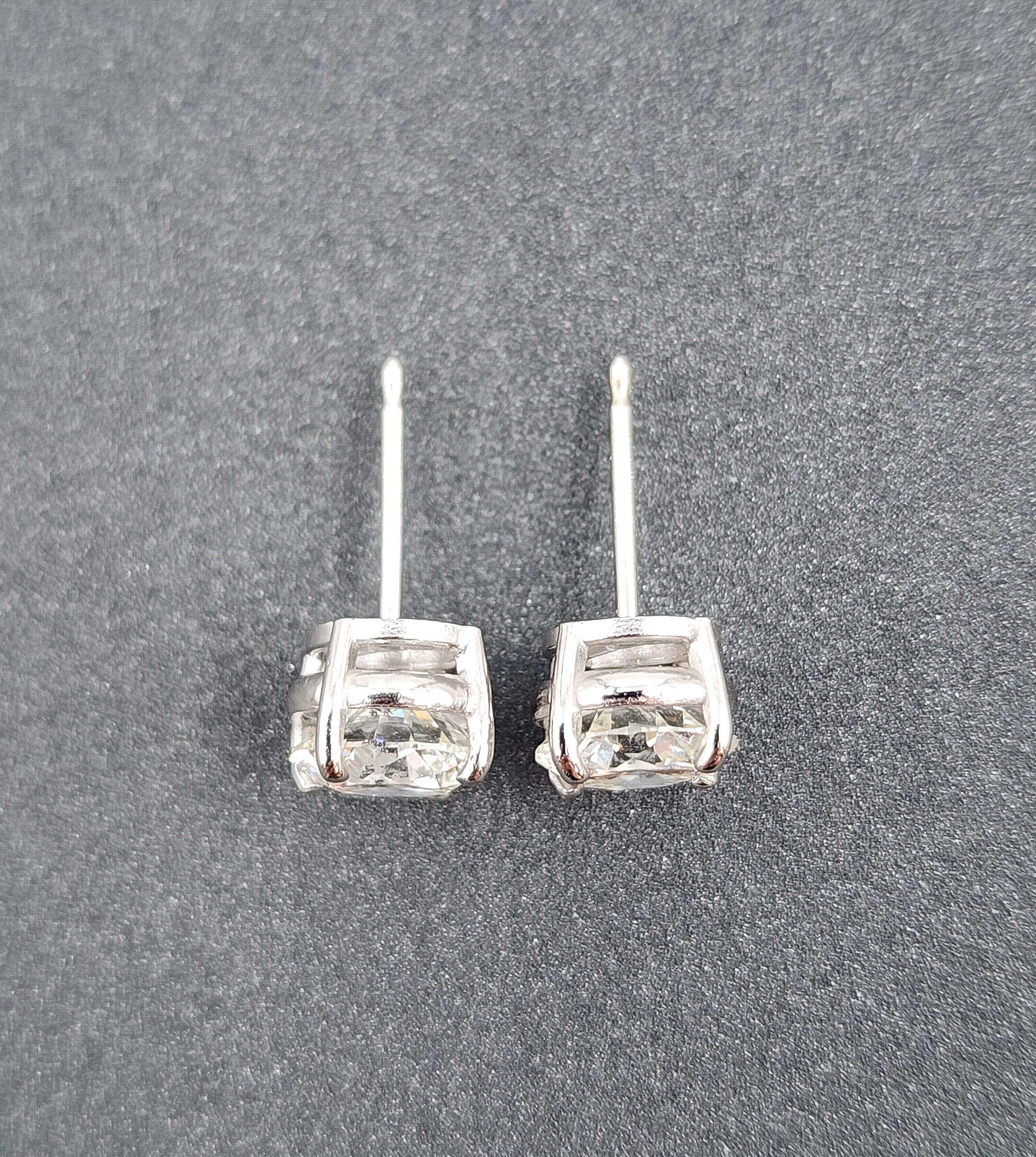 Moderno Orecchini con diamanti da 2.03 carati in vendita