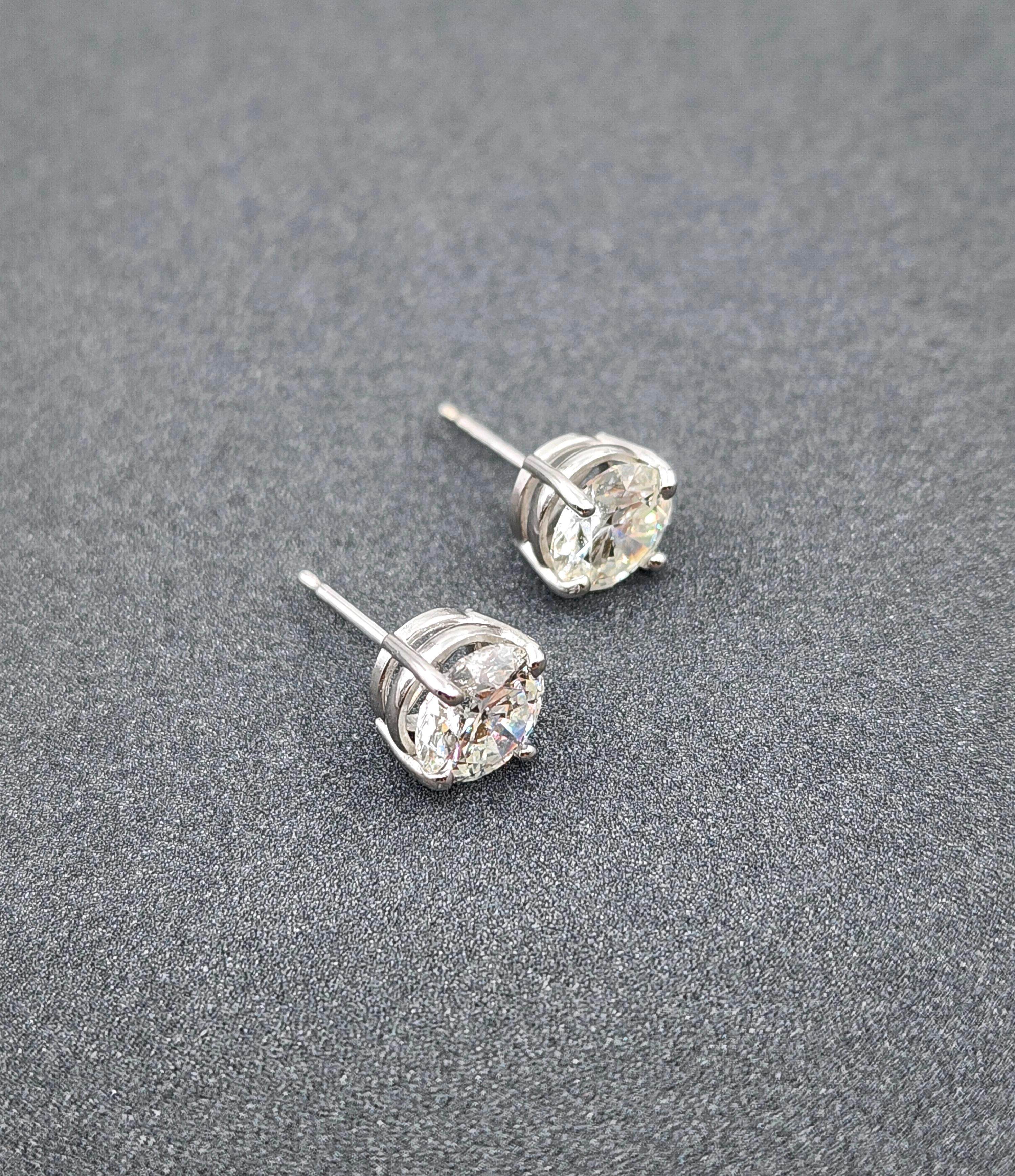 Taglio rotondo Orecchini con diamanti da 2.03 carati in vendita