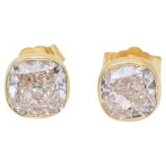 Elegant 2.05ct Diamonds Stud Earrings in 18k Yellow Gold - IGI Certified