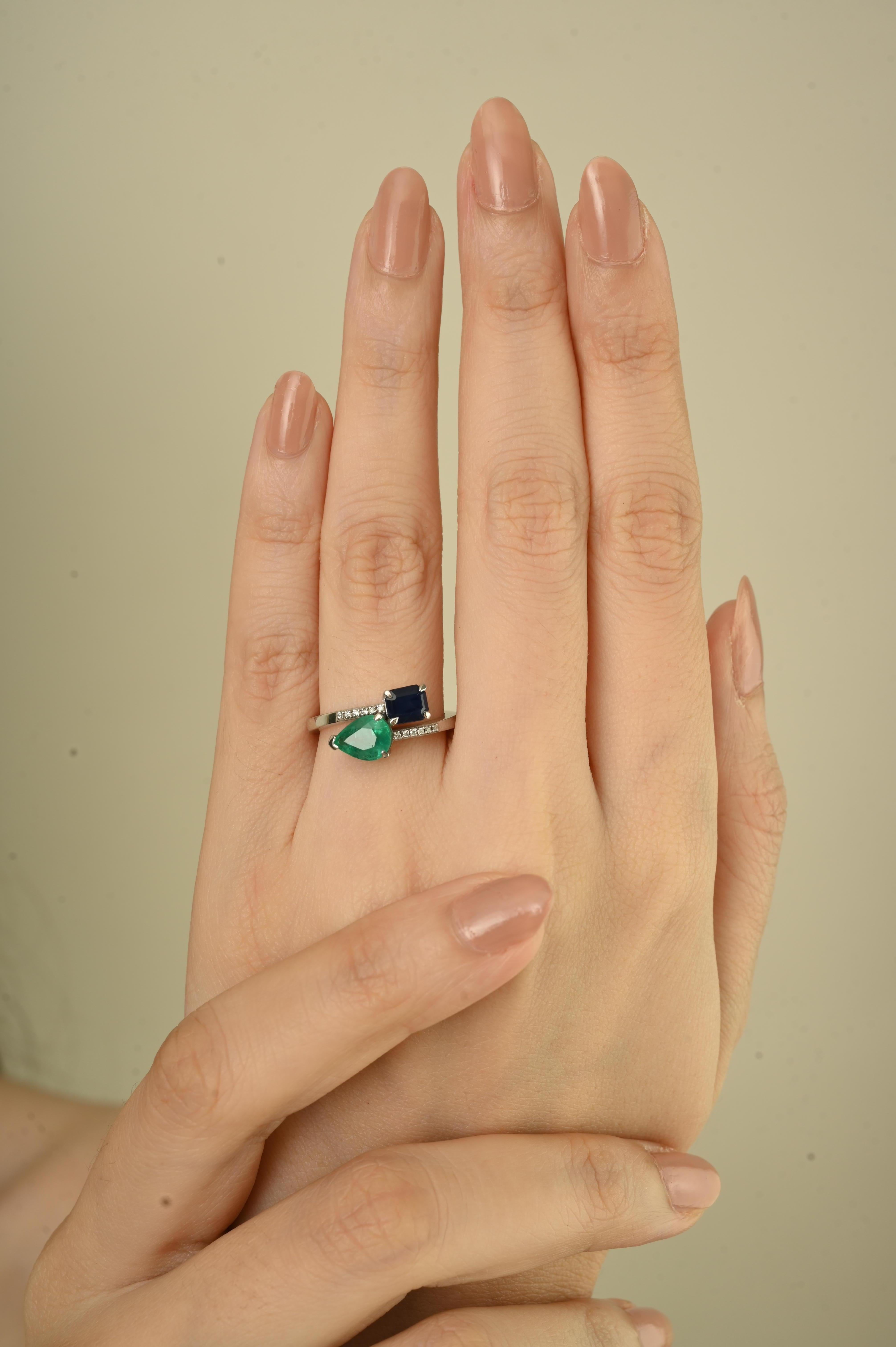 Im Angebot: Eleganter 2,09 Karat Smaragd & Blauer Saphir Bypass Ring mit Diamant 14K Weißgold () 2