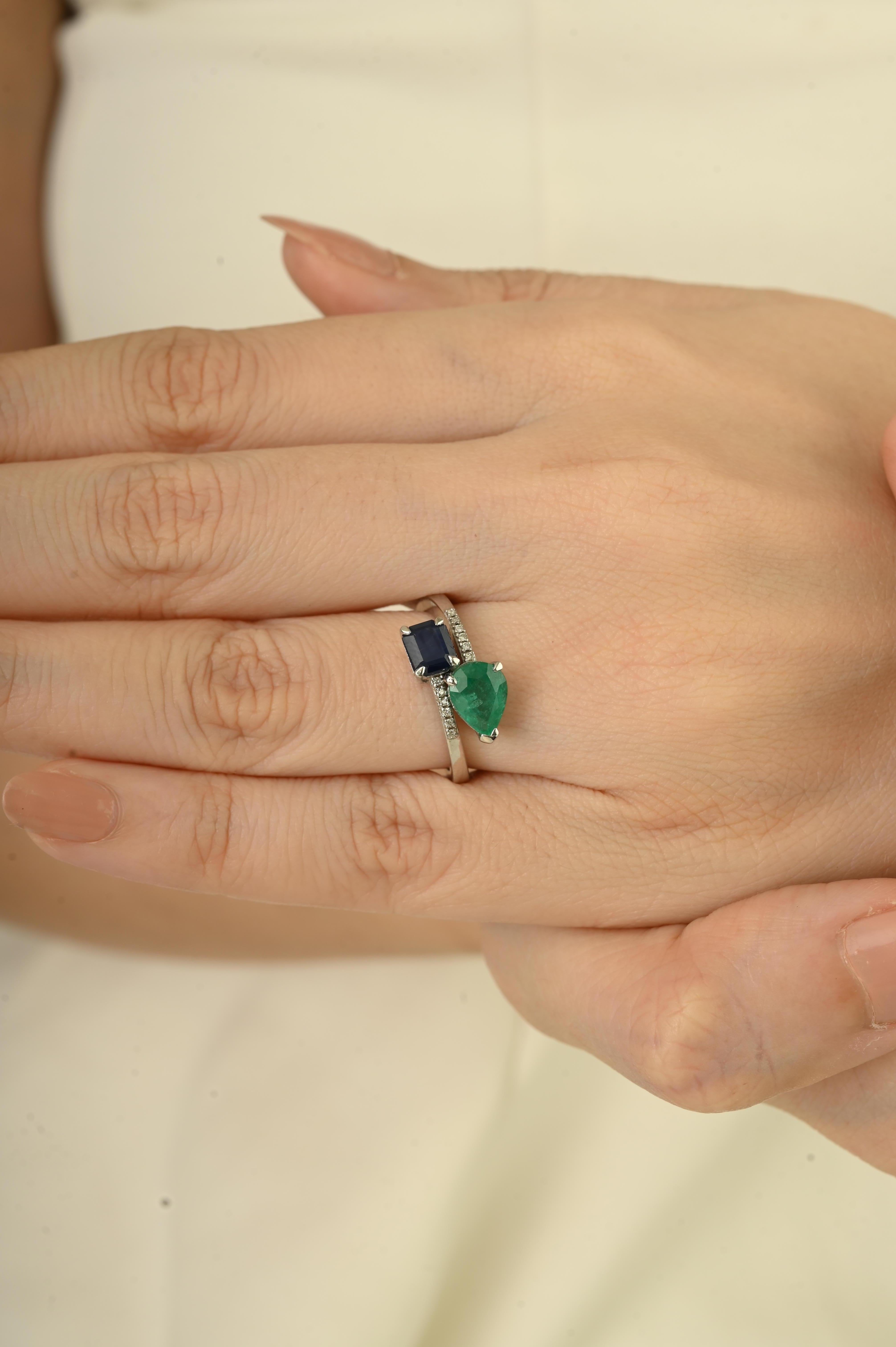 Im Angebot: Eleganter 2,09 Karat Smaragd & Blauer Saphir Bypass Ring mit Diamant 14K Weißgold () 4