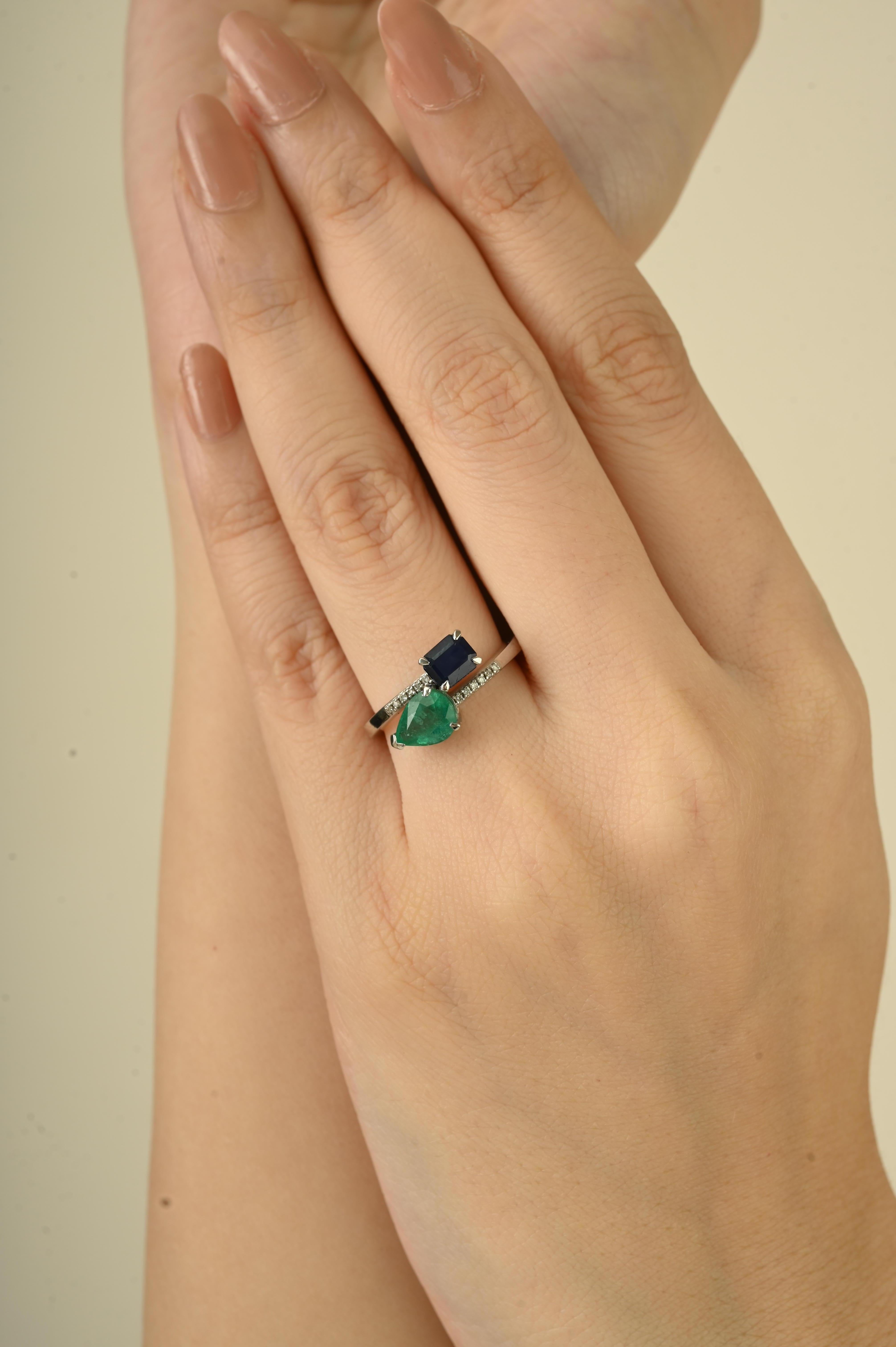 Im Angebot: Eleganter 2,09 Karat Smaragd & Blauer Saphir Bypass Ring mit Diamant 14K Weißgold () 8