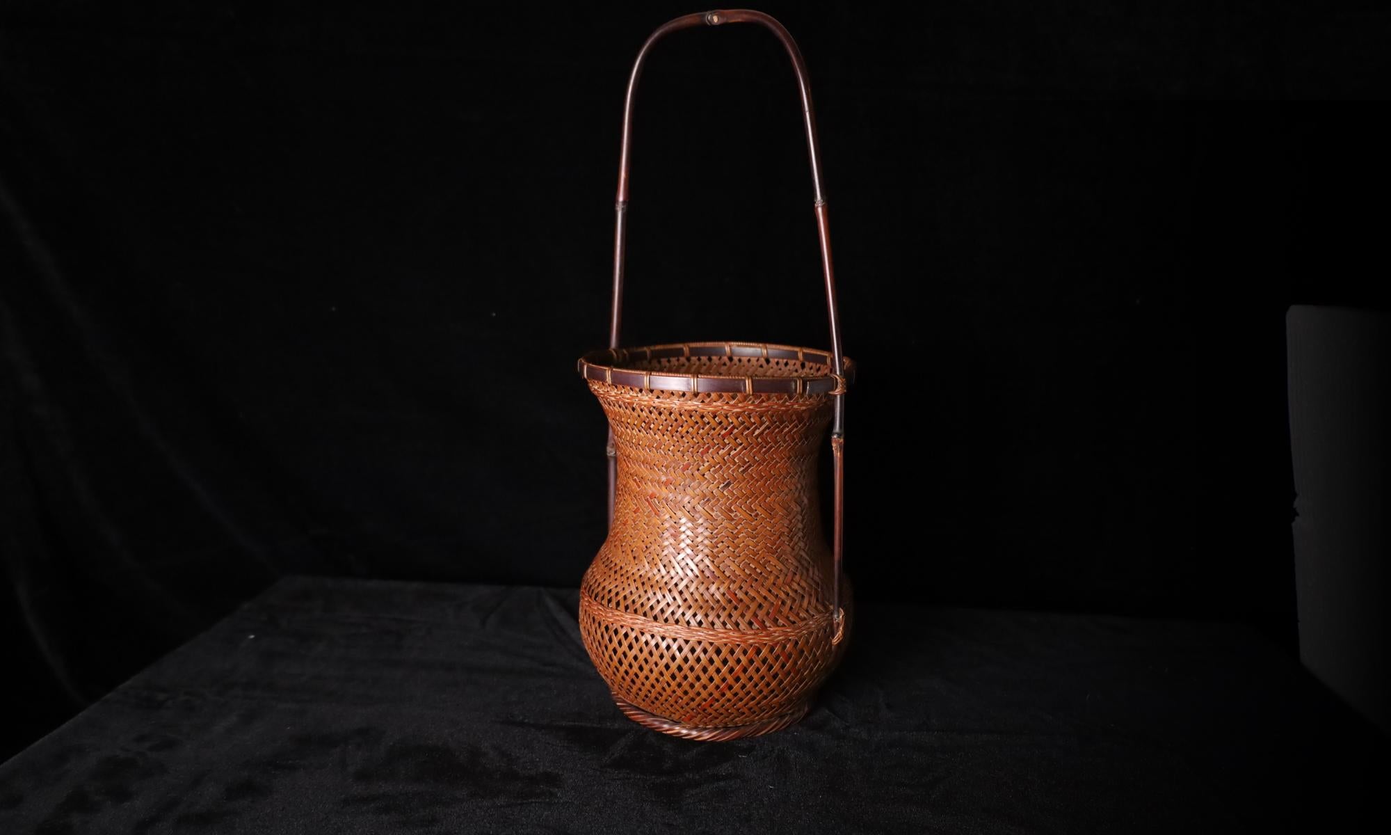 Sculpté à la main Élégant vase en bambou du 20e siècle pour les fleurs (ikebana) en vente