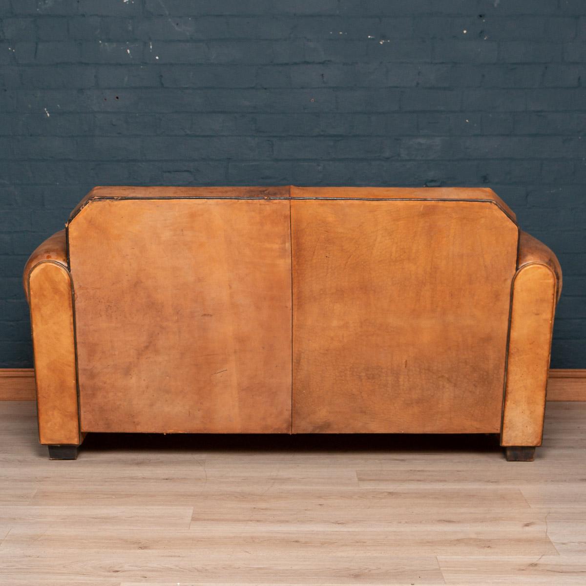 Néerlandais Elegance 20th Century Dutch Two-Seat Tan Leather Sofa (Canapé hollandais à deux places en cuir fauve)
