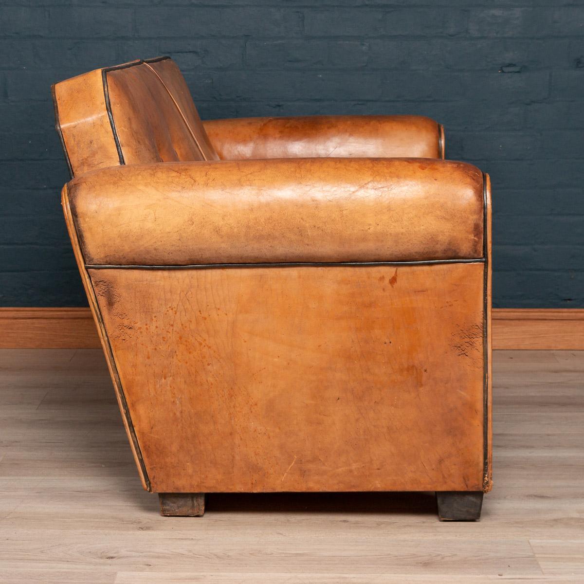 Elegance 20th Century Dutch Two-Seat Tan Leather Sofa (Canapé hollandais à deux places en cuir fauve) Bon état à Royal Tunbridge Wells, Kent