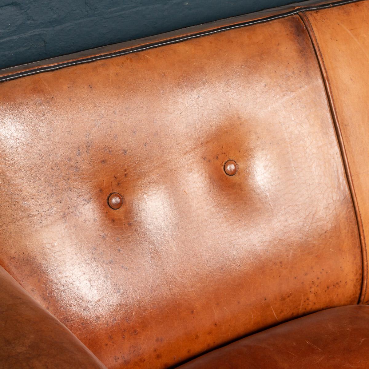 20ième siècle Elegance 20th Century Dutch Two-Seat Tan Leather Sofa (Canapé hollandais à deux places en cuir fauve)
