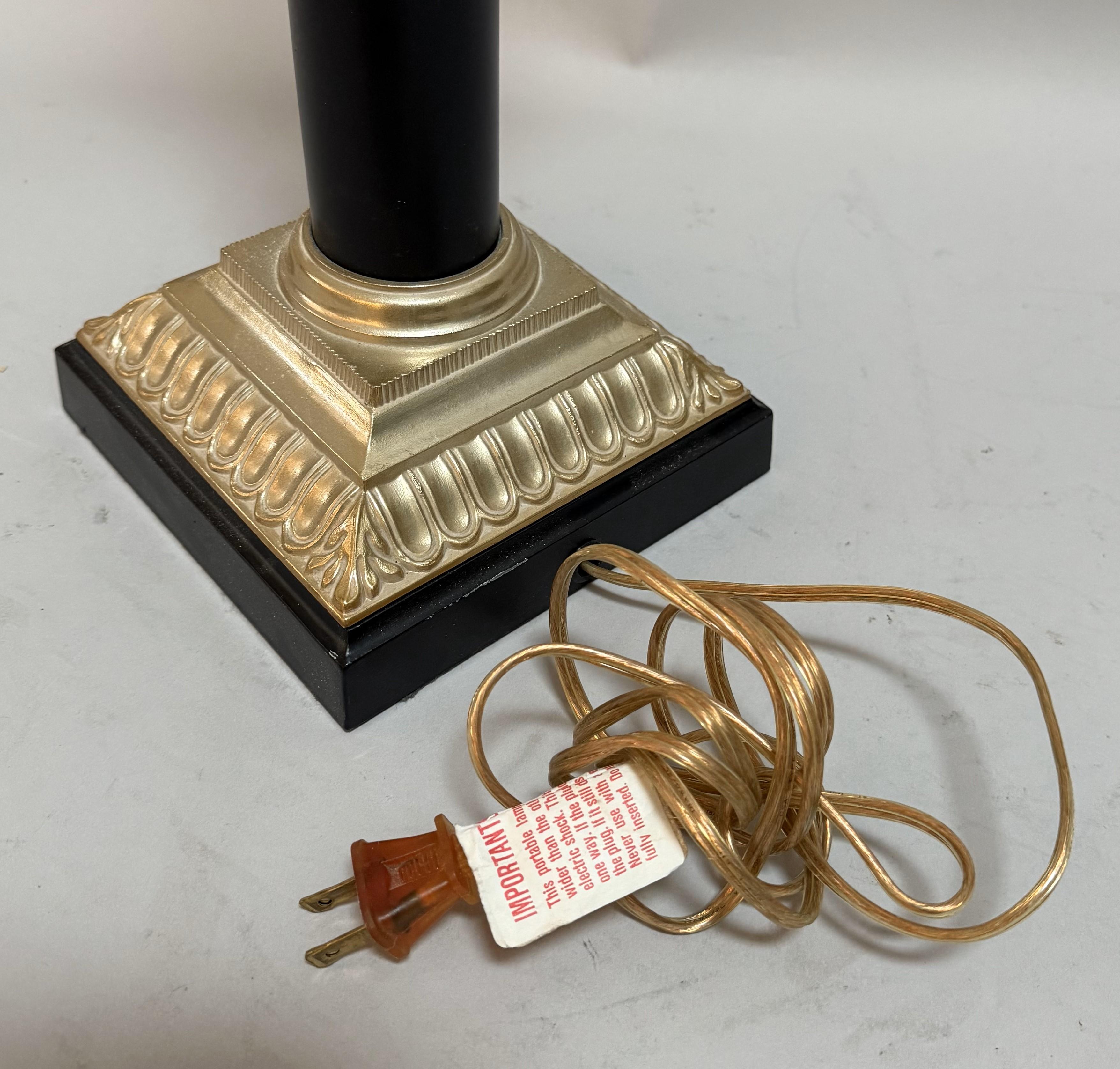 Elegante Lámpara de Mesa Neoclásica del Siglo XX con Base Columnar en venta 2