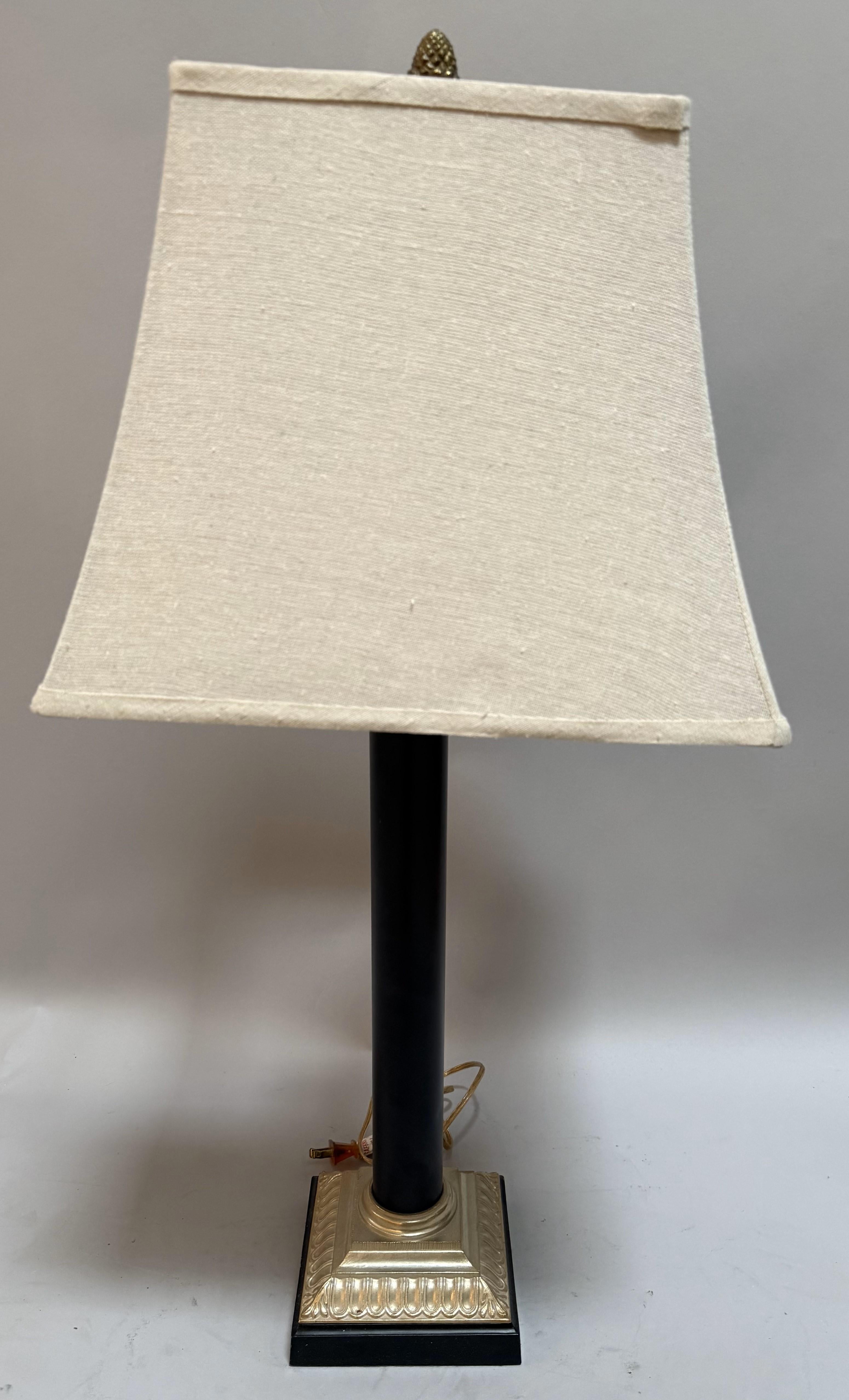 Elegante Lámpara de Mesa Neoclásica del Siglo XX con Base Columnar Renacimiento neoclásico en venta