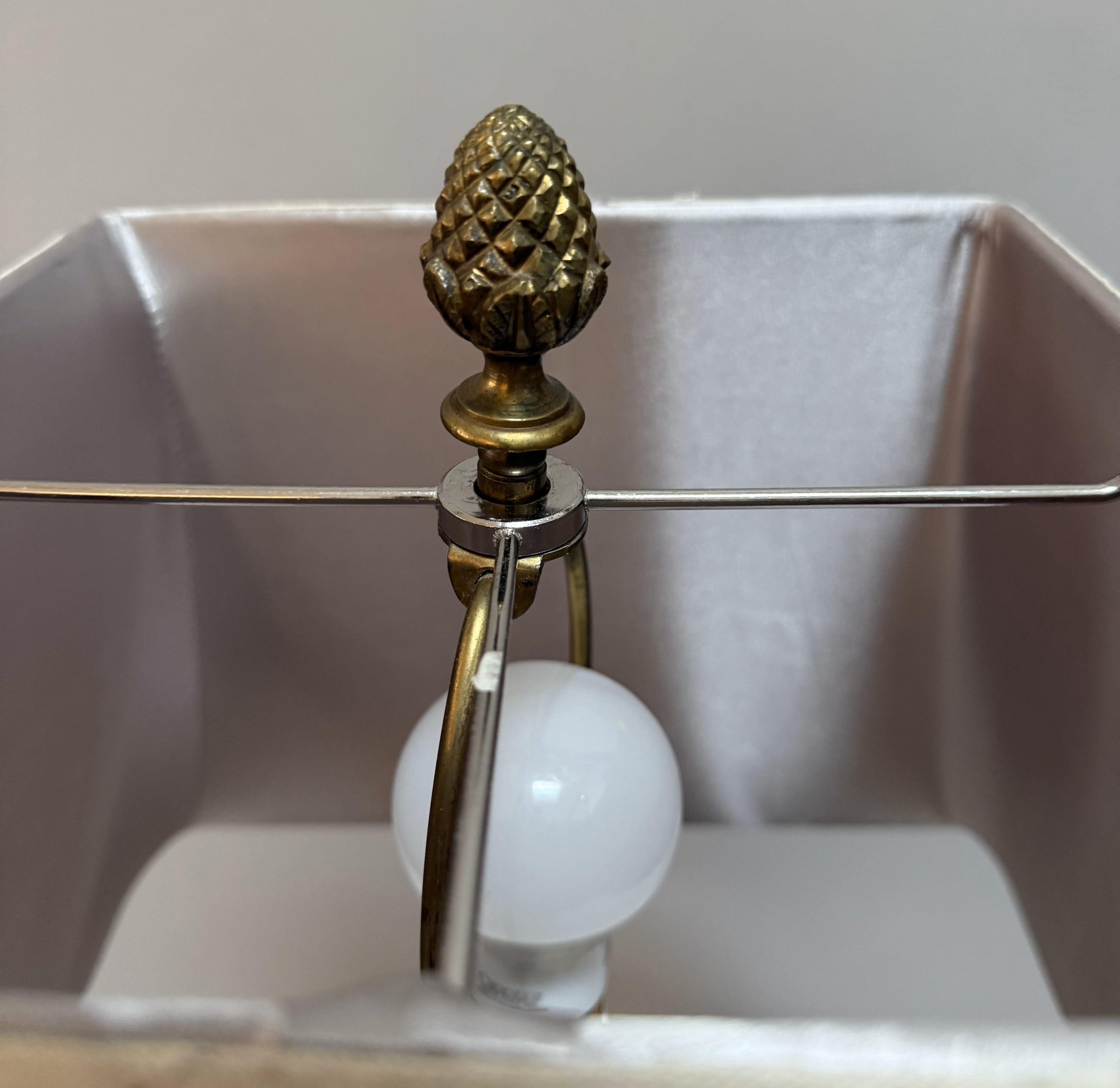 Elegante Lámpara de Mesa Neoclásica del Siglo XX con Base Columnar en Bueno estado para la venta en Middleburg, VA