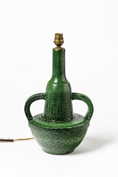 Elegante grüne Keramik-Tischlampe aus der Mitte des 20. Jahrhunderts von Jean Austruy, Französische Kunst