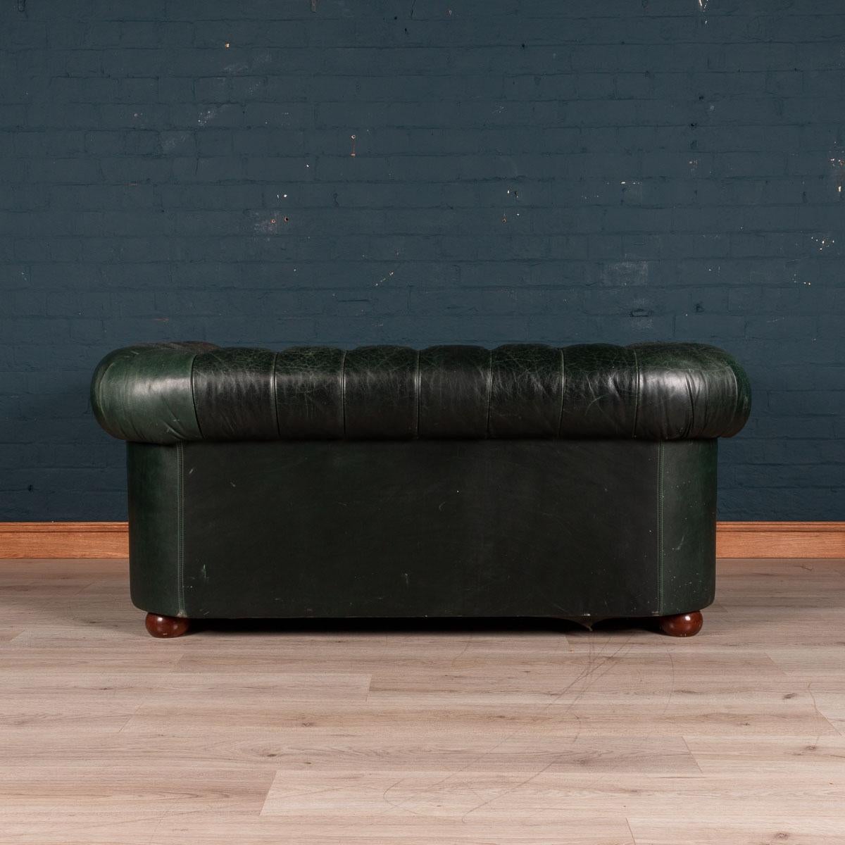 Elegant 20th Century Pair of Green Two-Seat Leather Chesterfield Sofas In Good Condition In Royal Tunbridge Wells, Kent