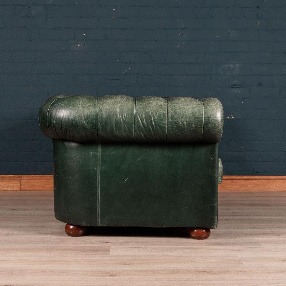 Elegant 20th Century Pair of Green Two-Seat Leather Chesterfield Sofas 1