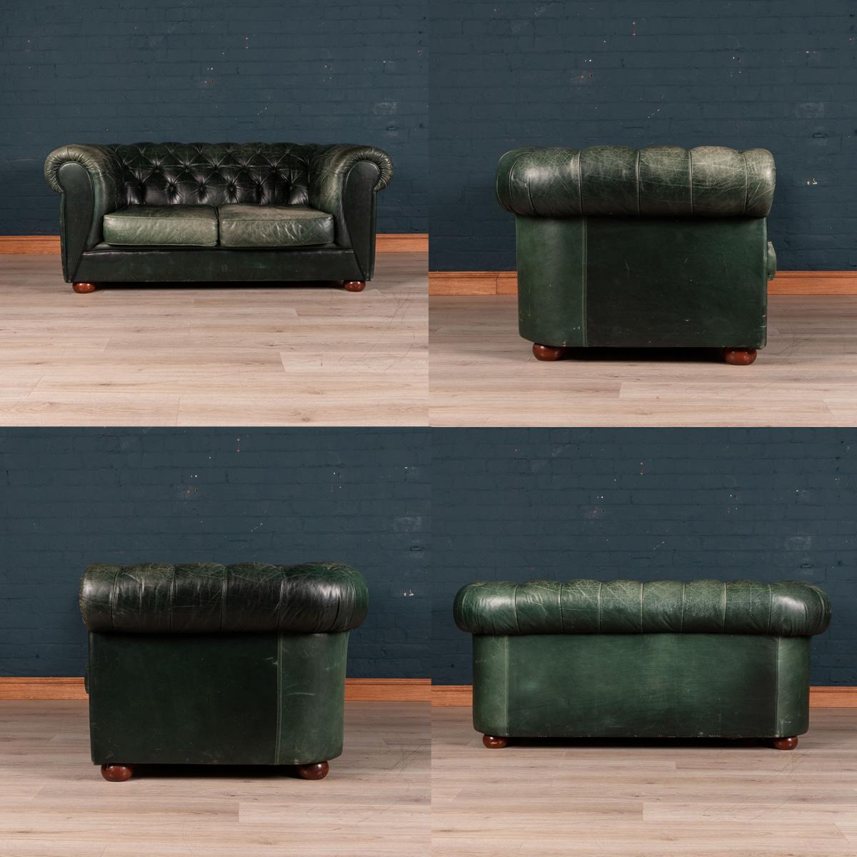 Elegant 20th Century Pair of Green Two-Seat Leather Chesterfield Sofas 5