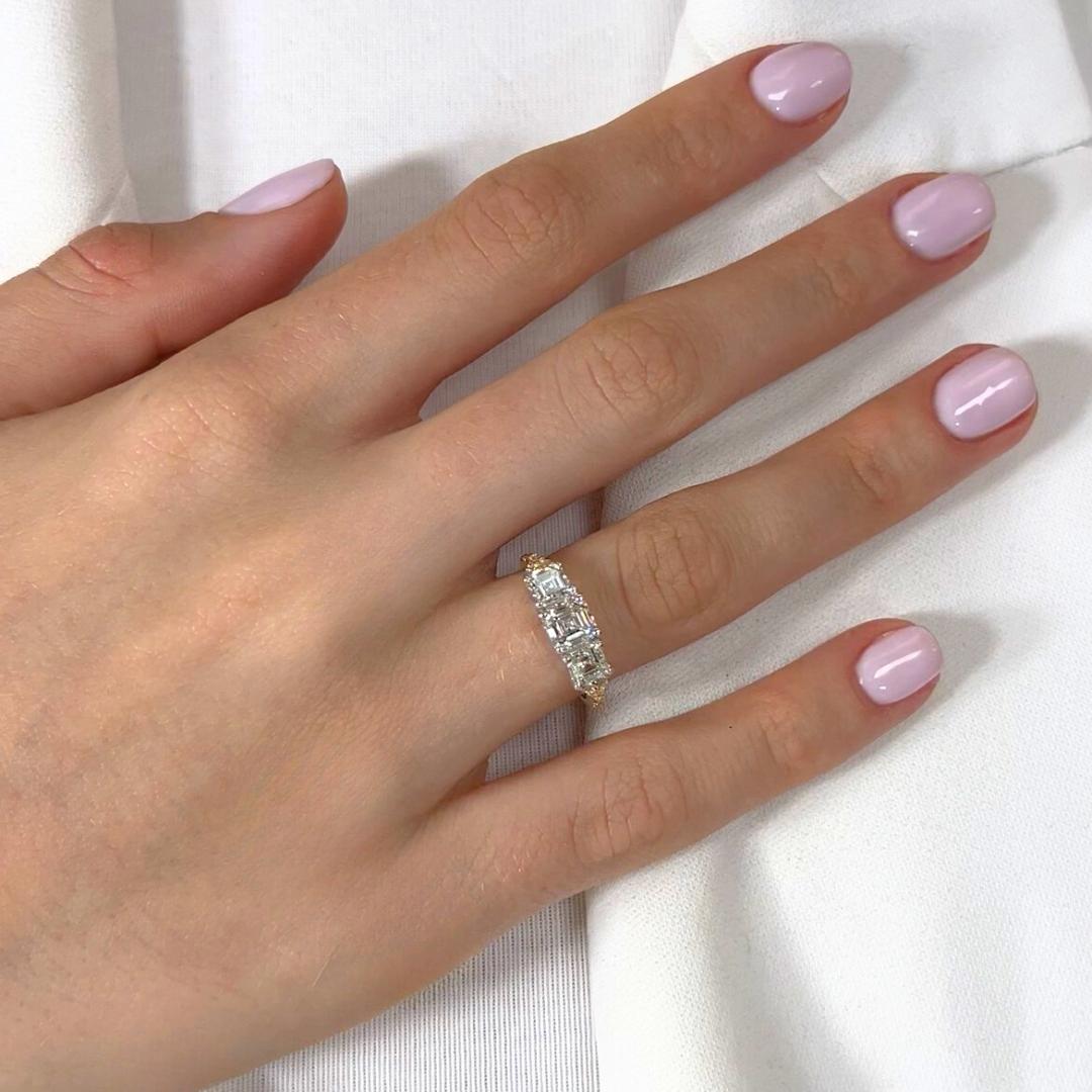 Eleganza: anello con 3 pietre e 2,26 carati di diamanti in oro giallo e bianco 18 carati - certificato IGI

Questo anello in oro giallo e bianco a 18 carati fa un'ottima figura con la sua eleganza geometrica e il suo scintillio radioso. Il centro è