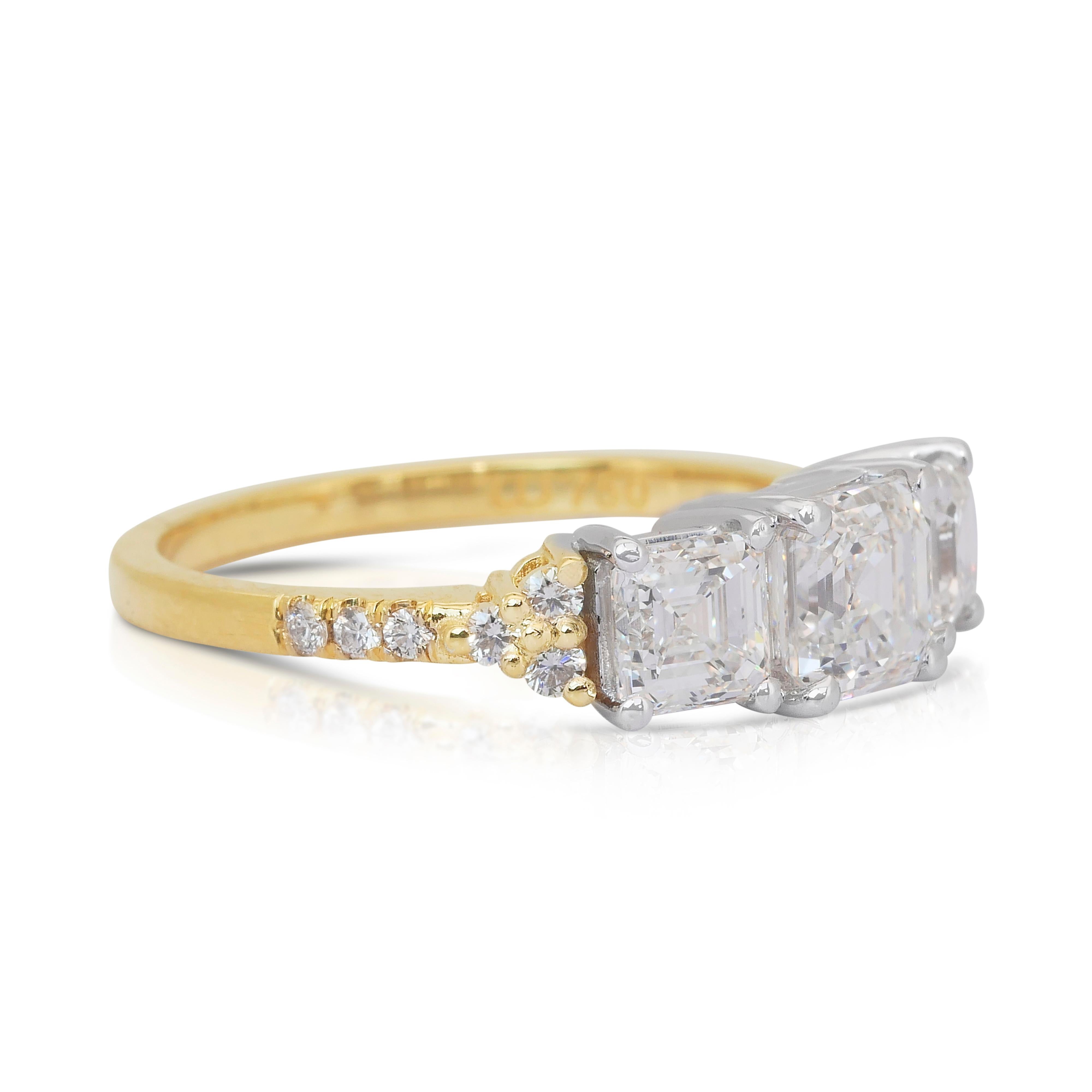 Quadrato Eleganza: anello con 3 pietre e 2,26 carati di diamanti in oro giallo e bianco 18 carati - certificato IGI in vendita