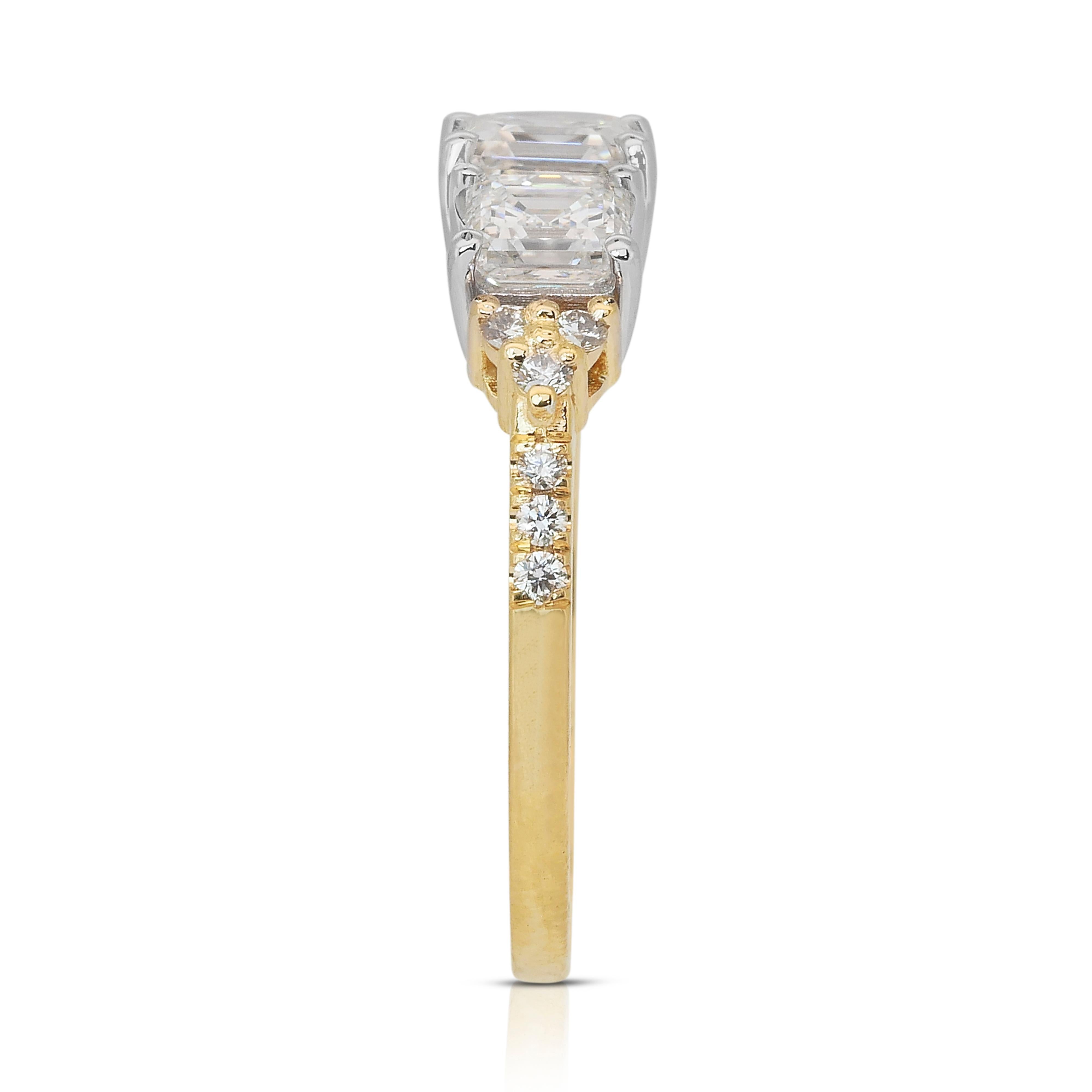 Eleganza: anello con 3 pietre e 2,26 carati di diamanti in oro giallo e bianco 18 carati - certificato IGI in vendita 2