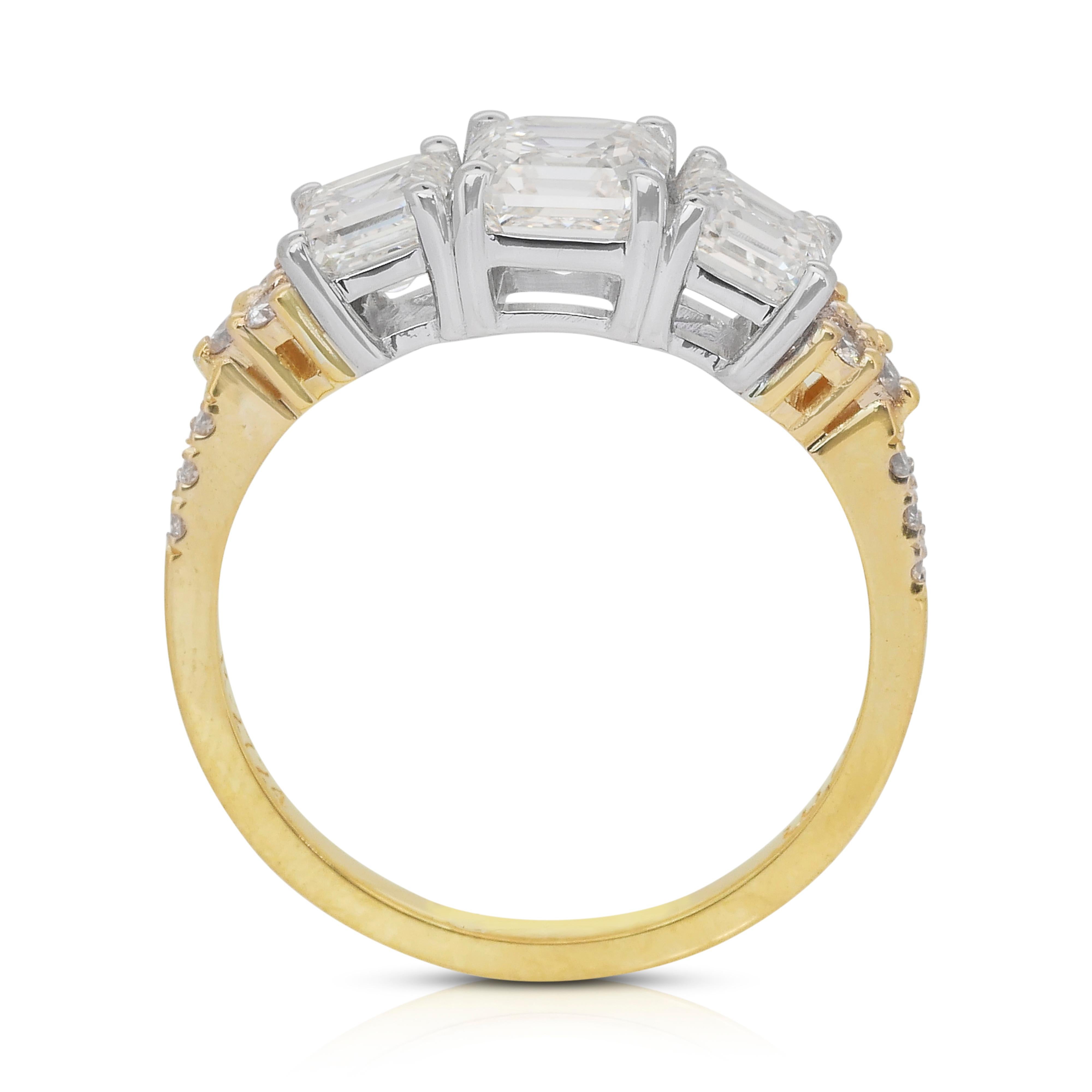 Eleganza: anello con 3 pietre e 2,26 carati di diamanti in oro giallo e bianco 18 carati - certificato IGI in vendita 4