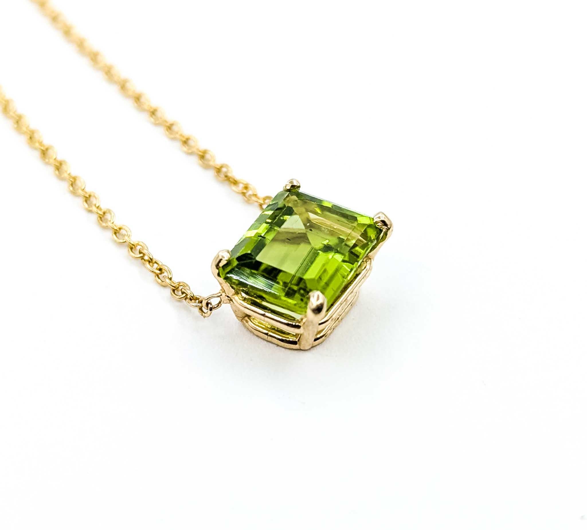 Contemporaneo Elegante collana di peridoto da 2,45 carati in oro giallo 14k, catena regolabile da 17-18 pollici in vendita