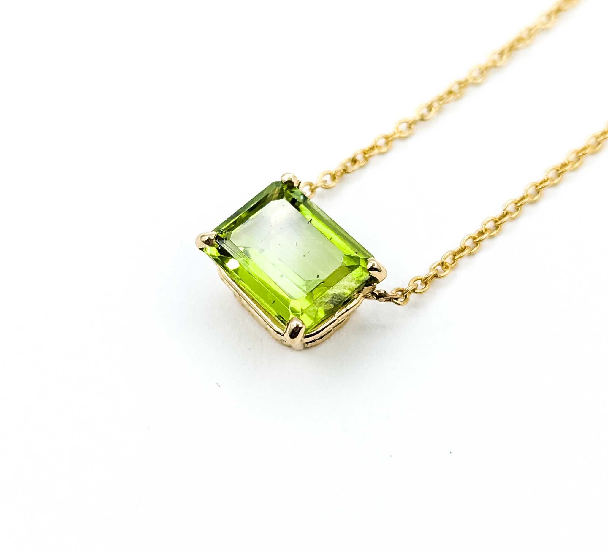 Taglio smeraldo Elegante collana di peridoto da 2,45 carati in oro giallo 14k, catena regolabile da 17-18 pollici in vendita