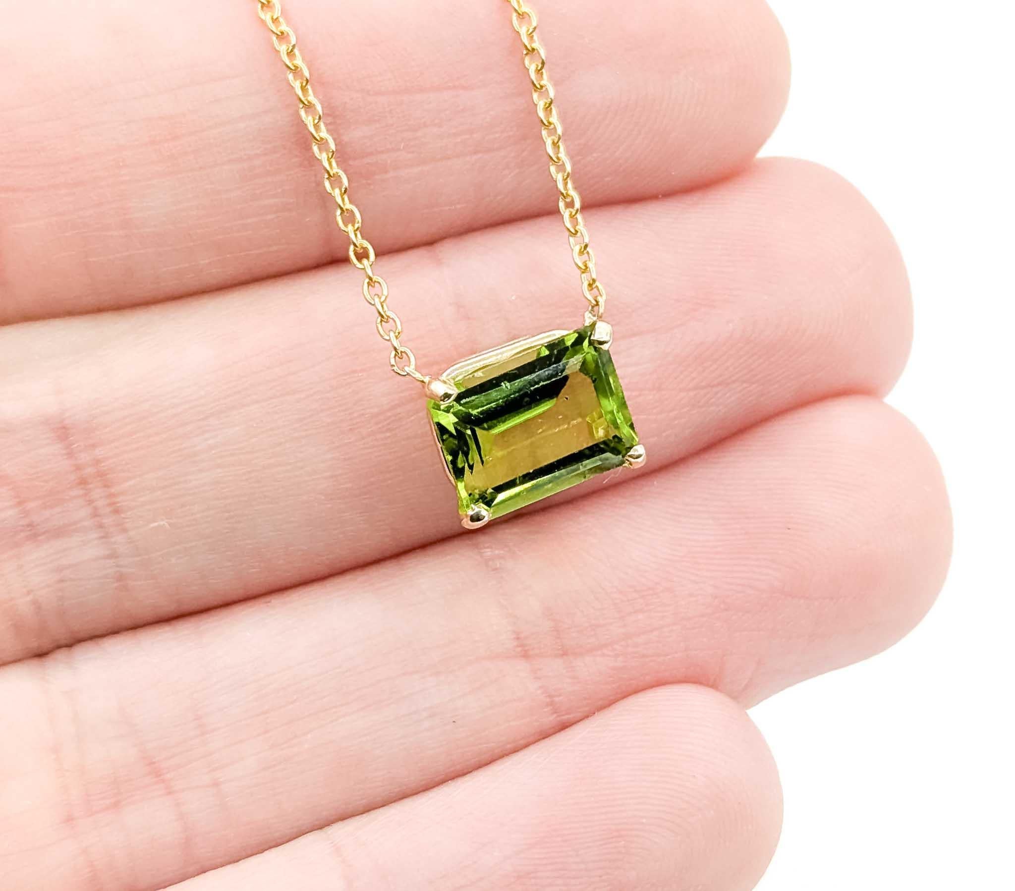 Elegante collana di peridoto da 2,45 carati in oro giallo 14k, catena regolabile da 17-18 pollici In condizioni ottime in vendita a Bloomington, MN