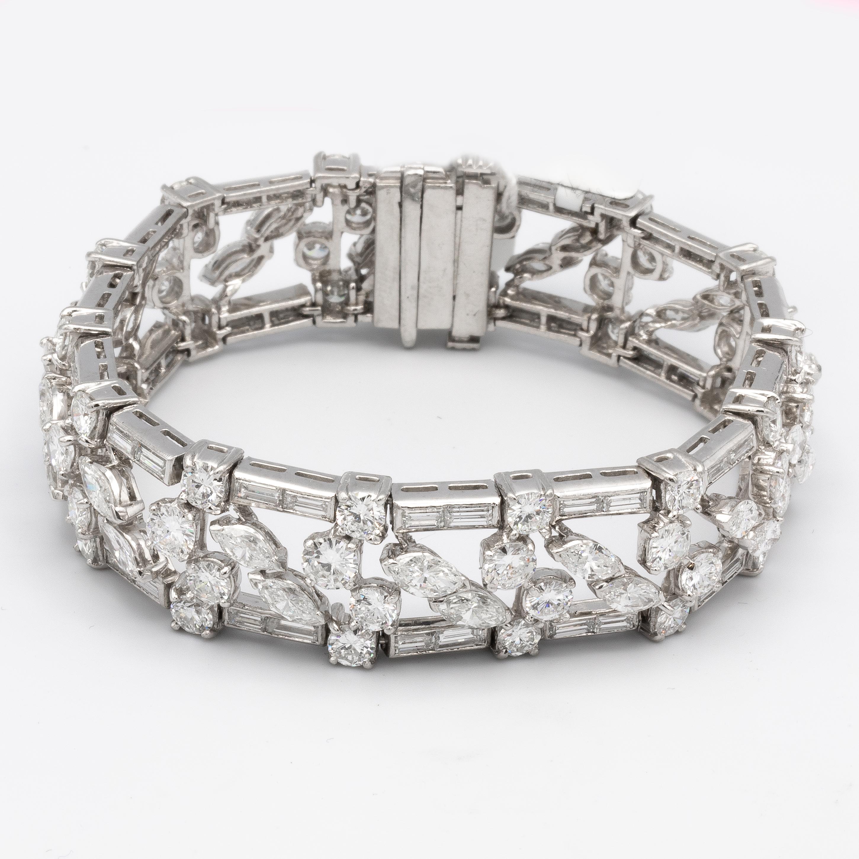 Art Deco Elegant Handmade Platinum Bracelet With 24.7 Carats Of Diamonds 