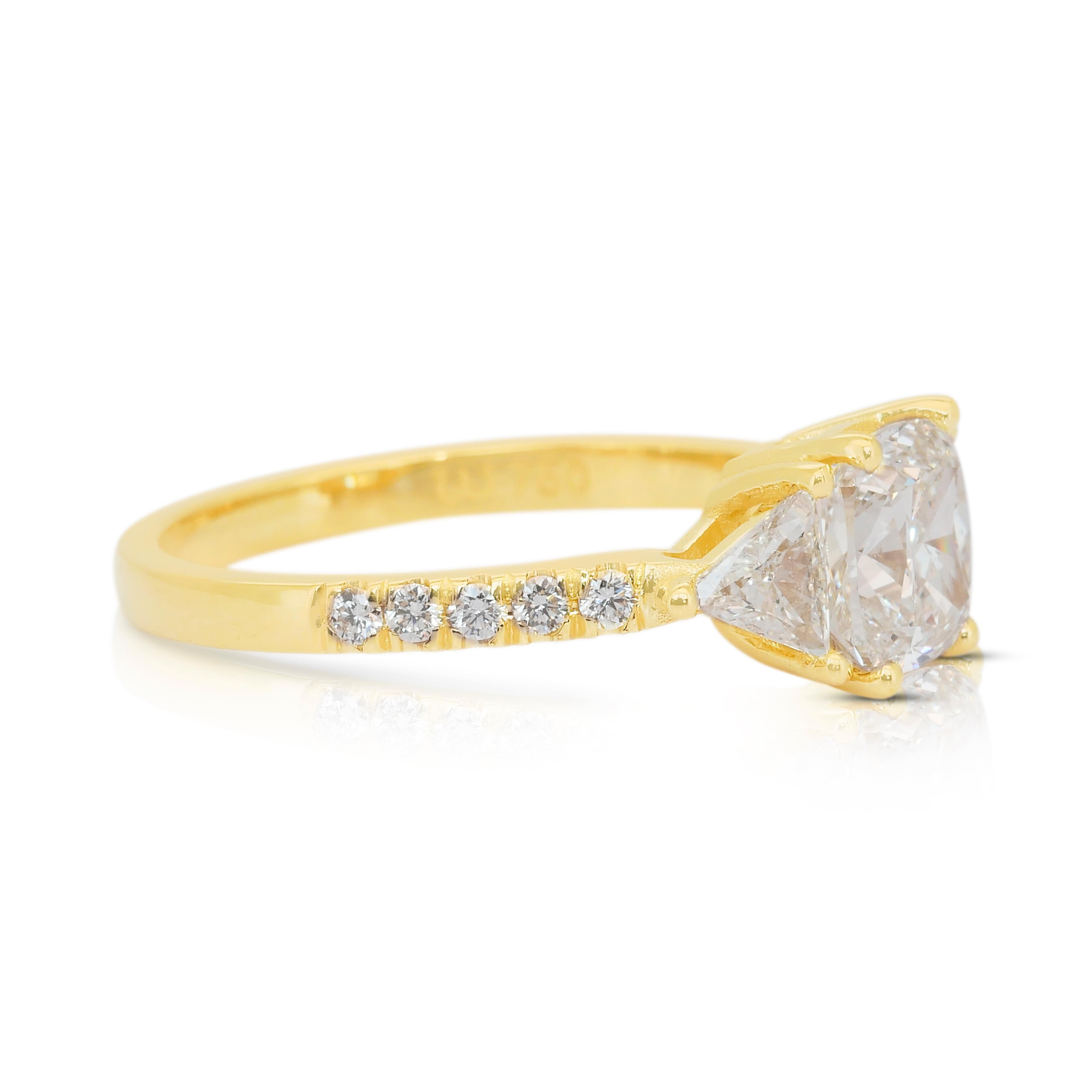 Elegant 2.57ct Diamonds 3-Stone Ring in 18k Yellow Gold - IGI Certified (bague à 3 pierres en or jaune 18k)

Cette extraordinaire bague en or jaune 18 carats est ornée d'un diamant de taille coussin de 2,04 carats, qui rayonne de brillance et de