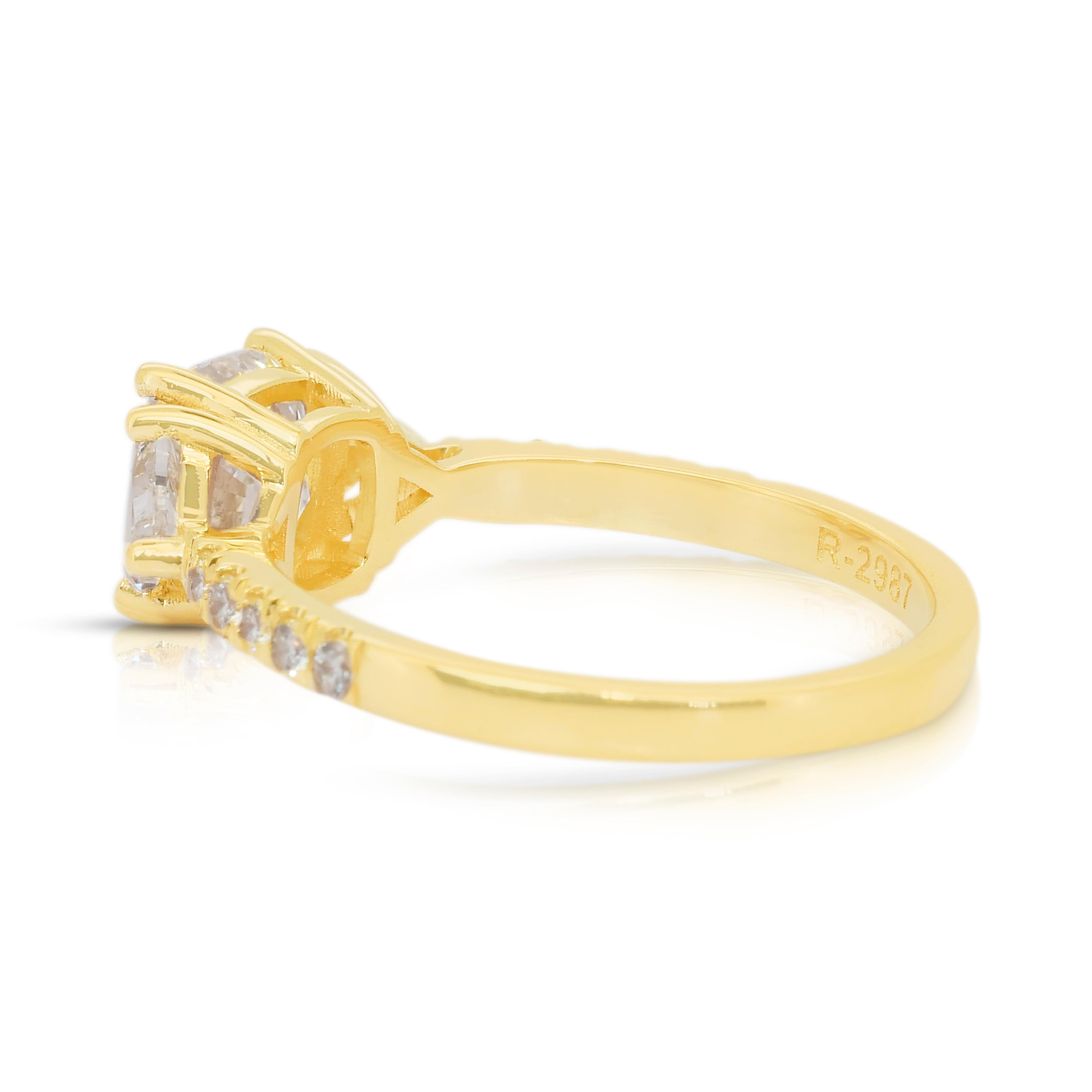 Elegant 2.57ct Diamonds 3-Stone Ring in 18k Yellow Gold - IGI Certified (bague à 3 pierres en or jaune 18k) Neuf - En vente à רמת גן, IL