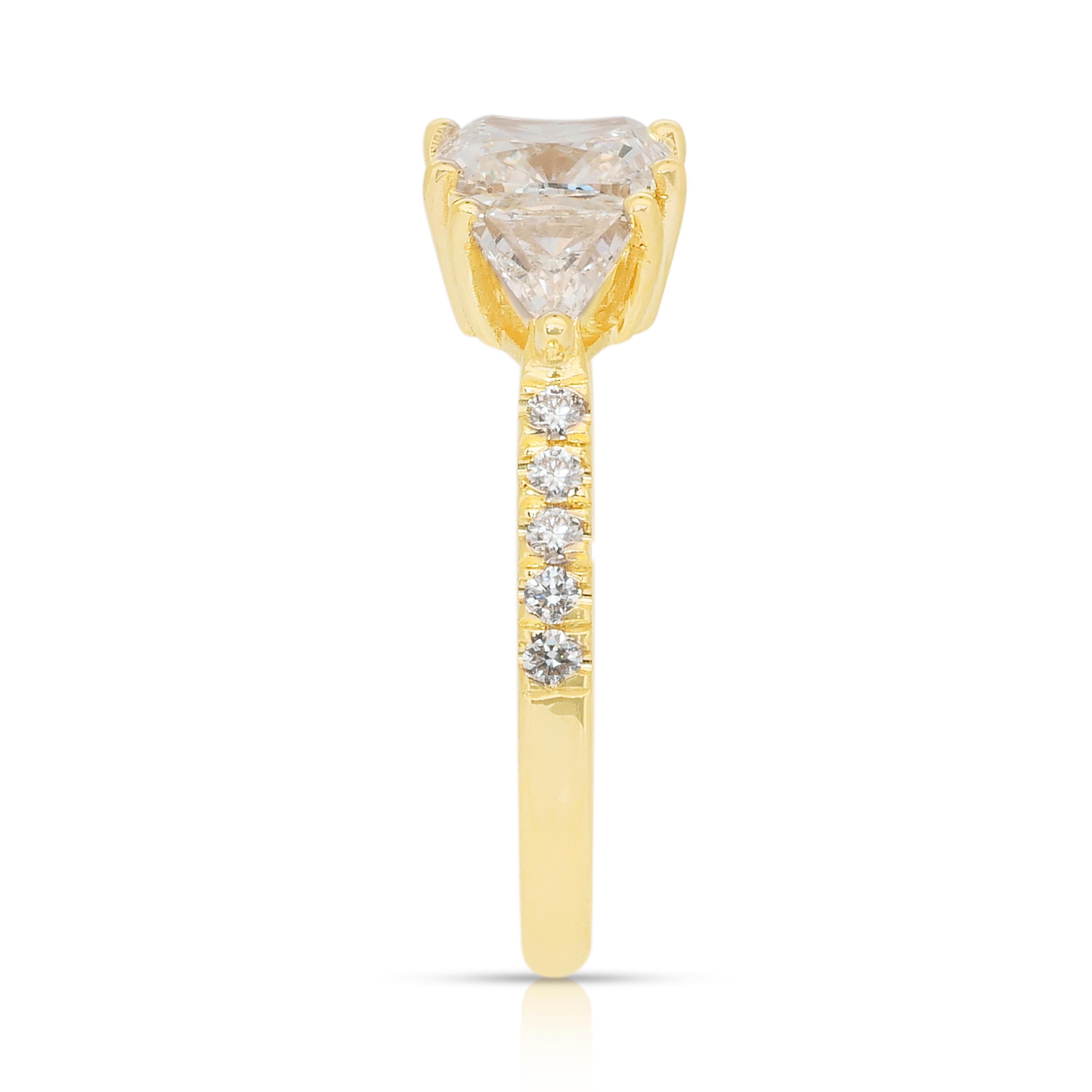Elegant 2.57ct Diamonds 3-Stone Ring in 18k Yellow Gold - IGI Certified (bague à 3 pierres en or jaune 18k) en vente 1