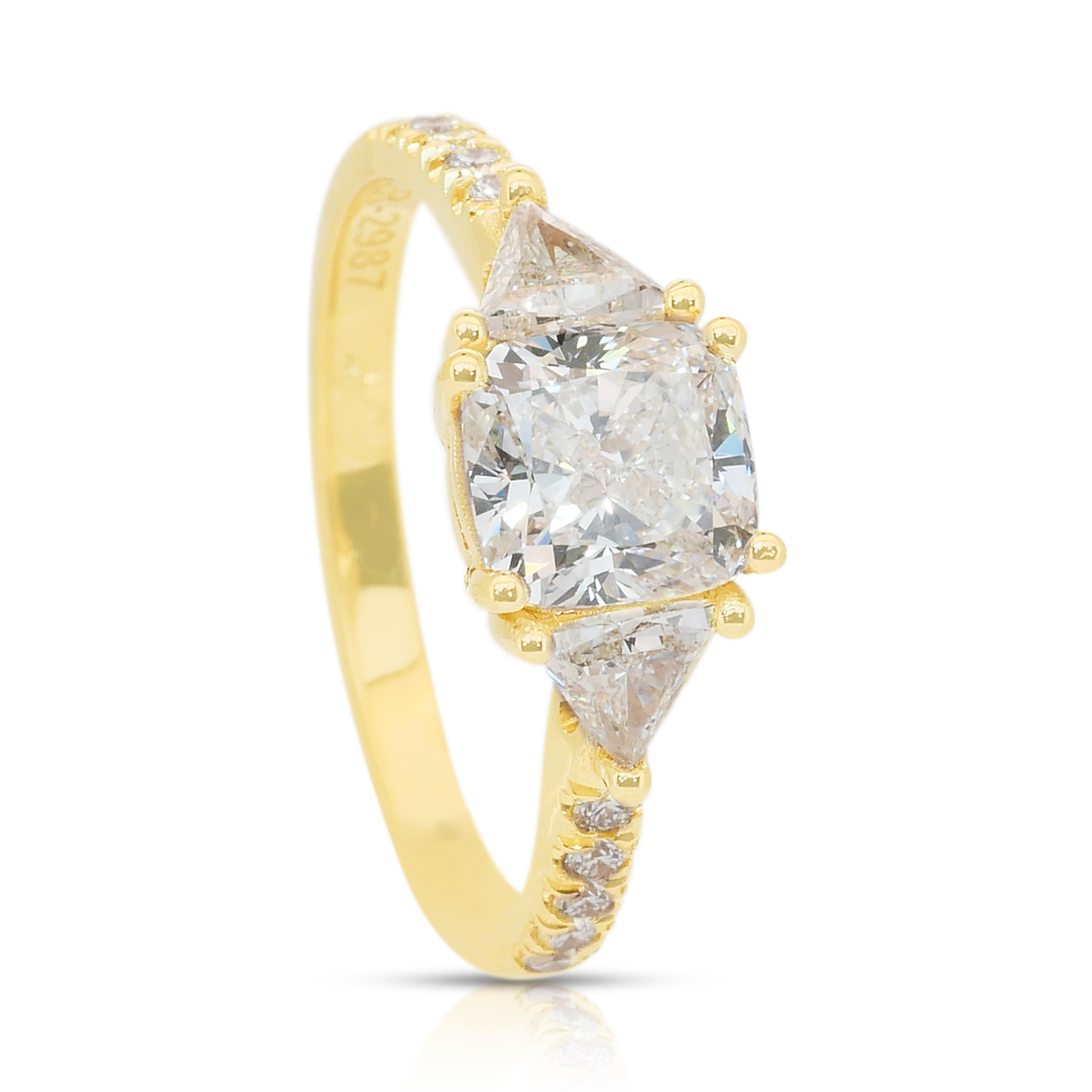 Elegant 2.57ct Diamonds 3-Stone Ring in 18k Yellow Gold - IGI Certified (bague à 3 pierres en or jaune 18k) en vente 2