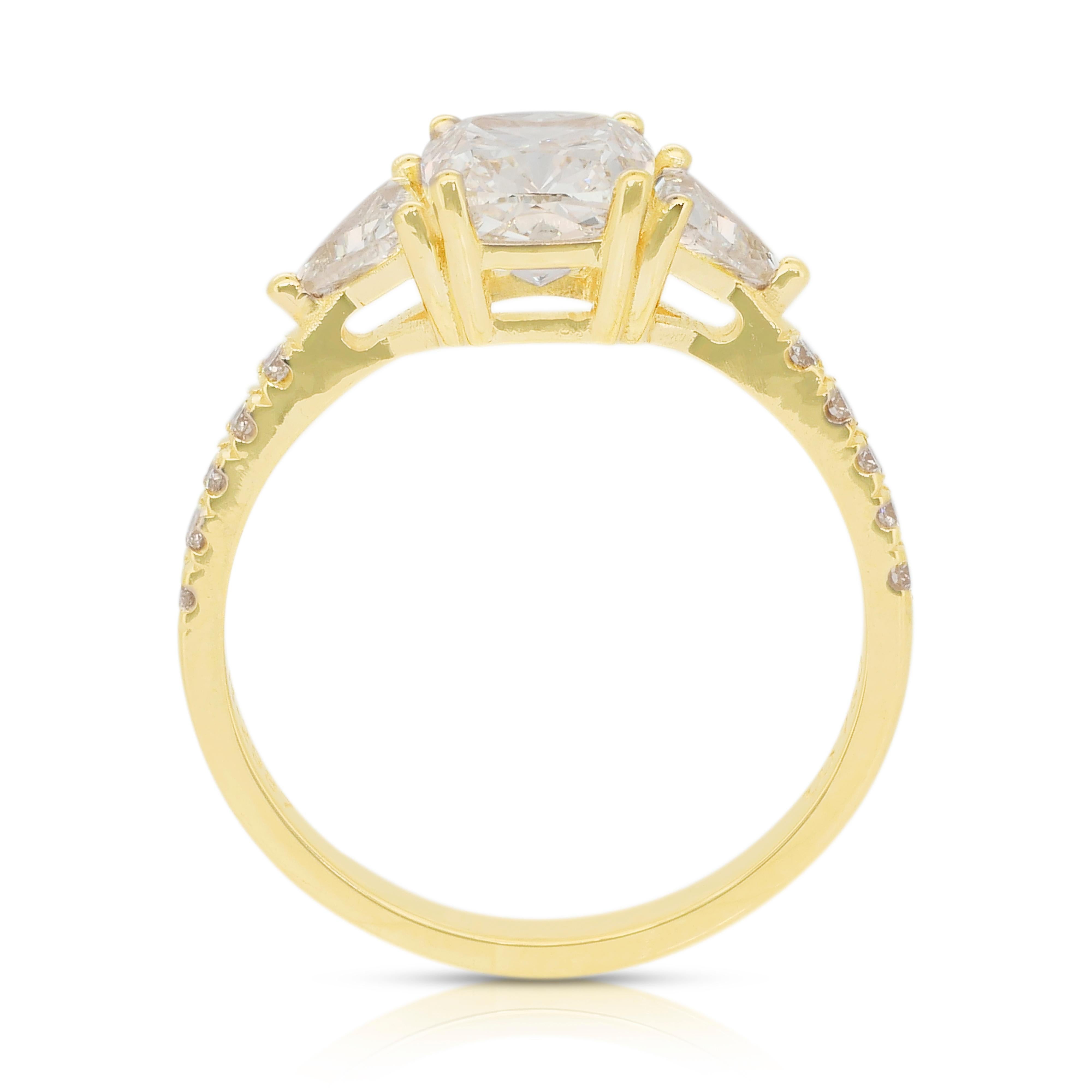 Elegant 2.57ct Diamonds 3-Stone Ring in 18k Yellow Gold - IGI Certified (bague à 3 pierres en or jaune 18k) en vente 3