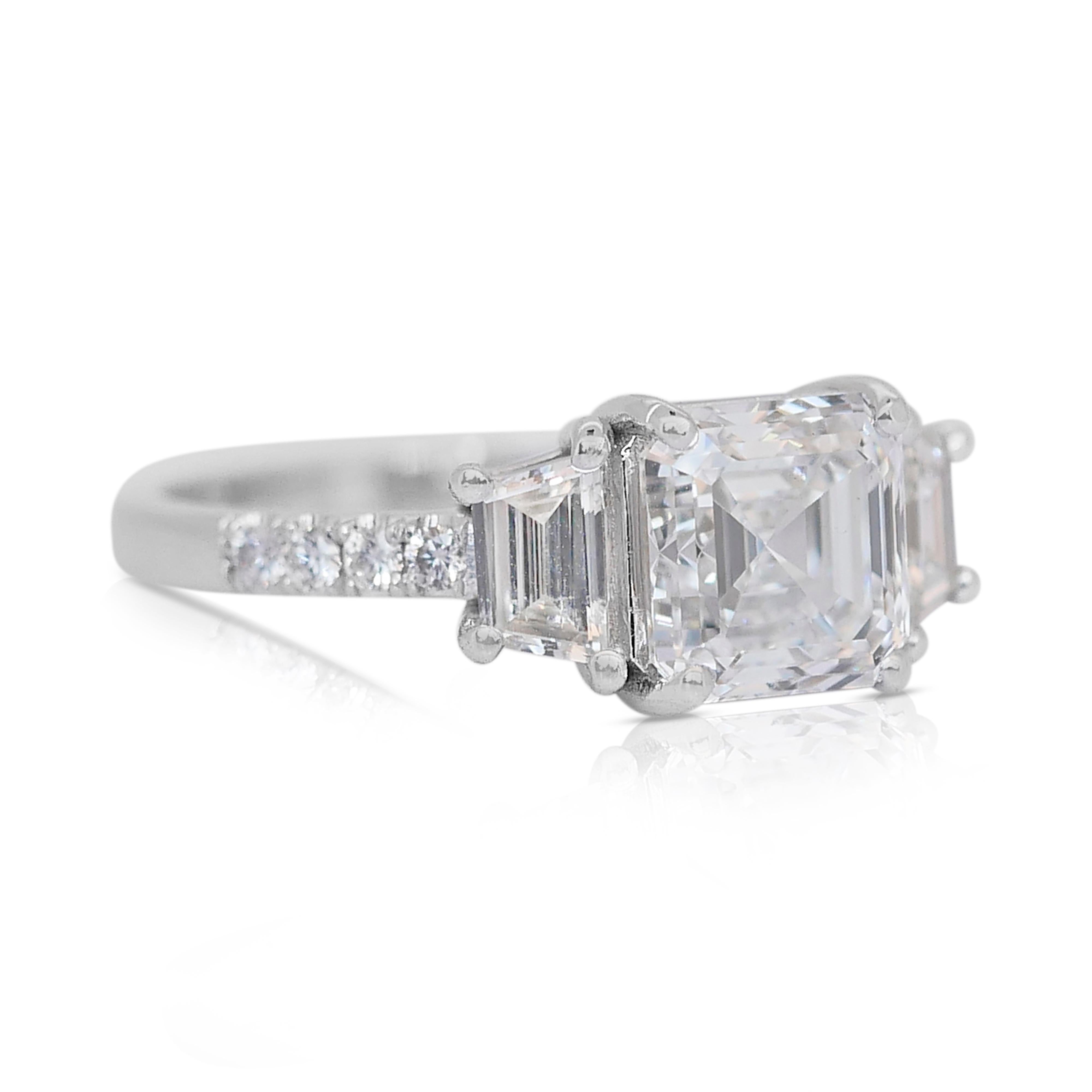 Eleganza di un anello con 3 pietre e 2,63 carati di diamanti in oro bianco 18 carati - Certificato GIA

Realizzato in lussuoso oro bianco 18 carati, questo splendido anello a tre pietre è caratterizzato da un diamante a taglio quadrato da 2,01