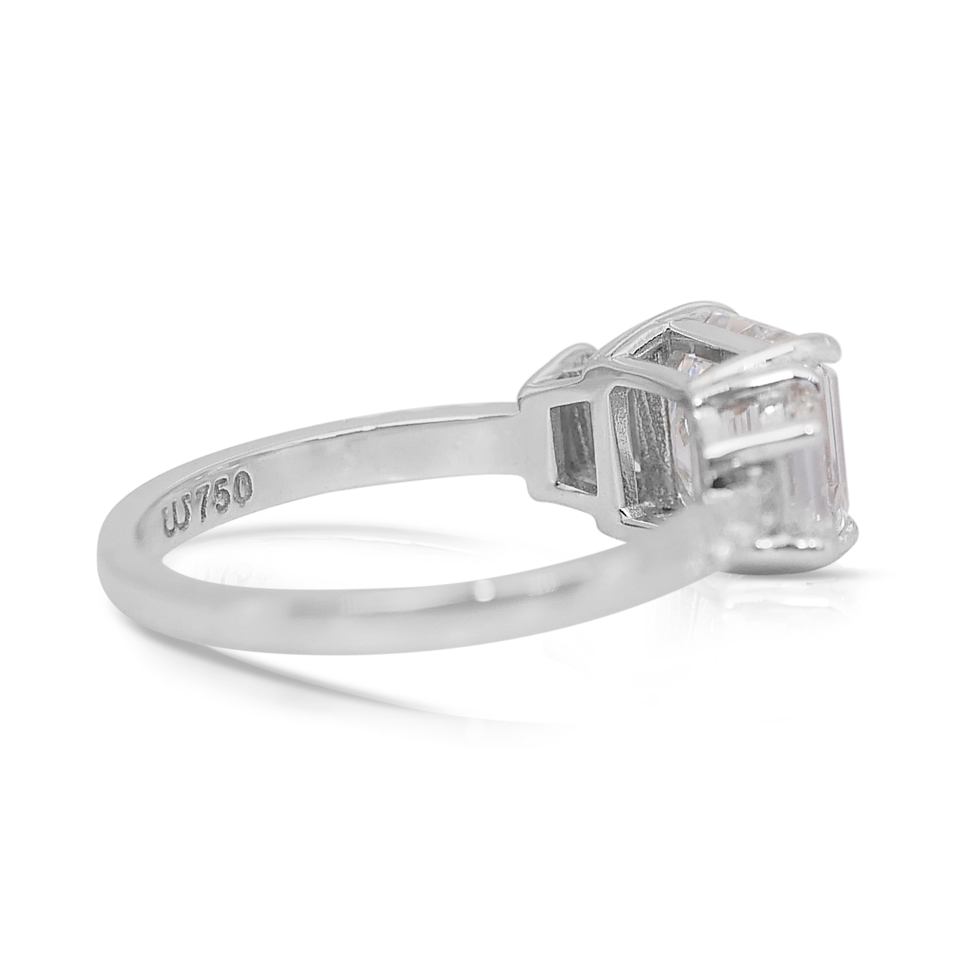 Quadrato Eleganza di un anello con 3 pietre e 2,63 carati di diamanti in oro bianco 18 carati - Certificato GIA in vendita