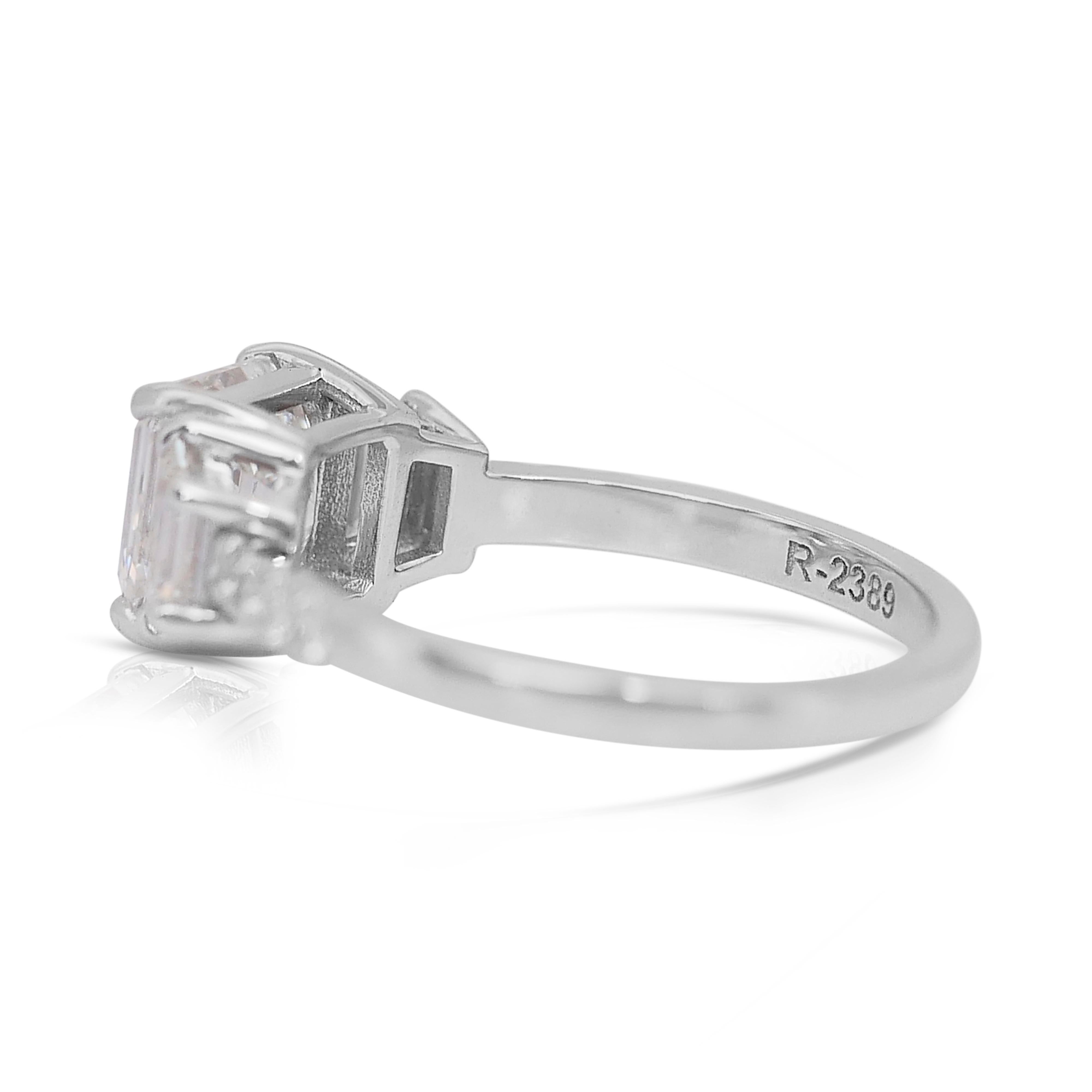 Eleganza di un anello con 3 pietre e 2,63 carati di diamanti in oro bianco 18 carati - Certificato GIA In condizioni Nuovo in vendita a רמת גן, IL