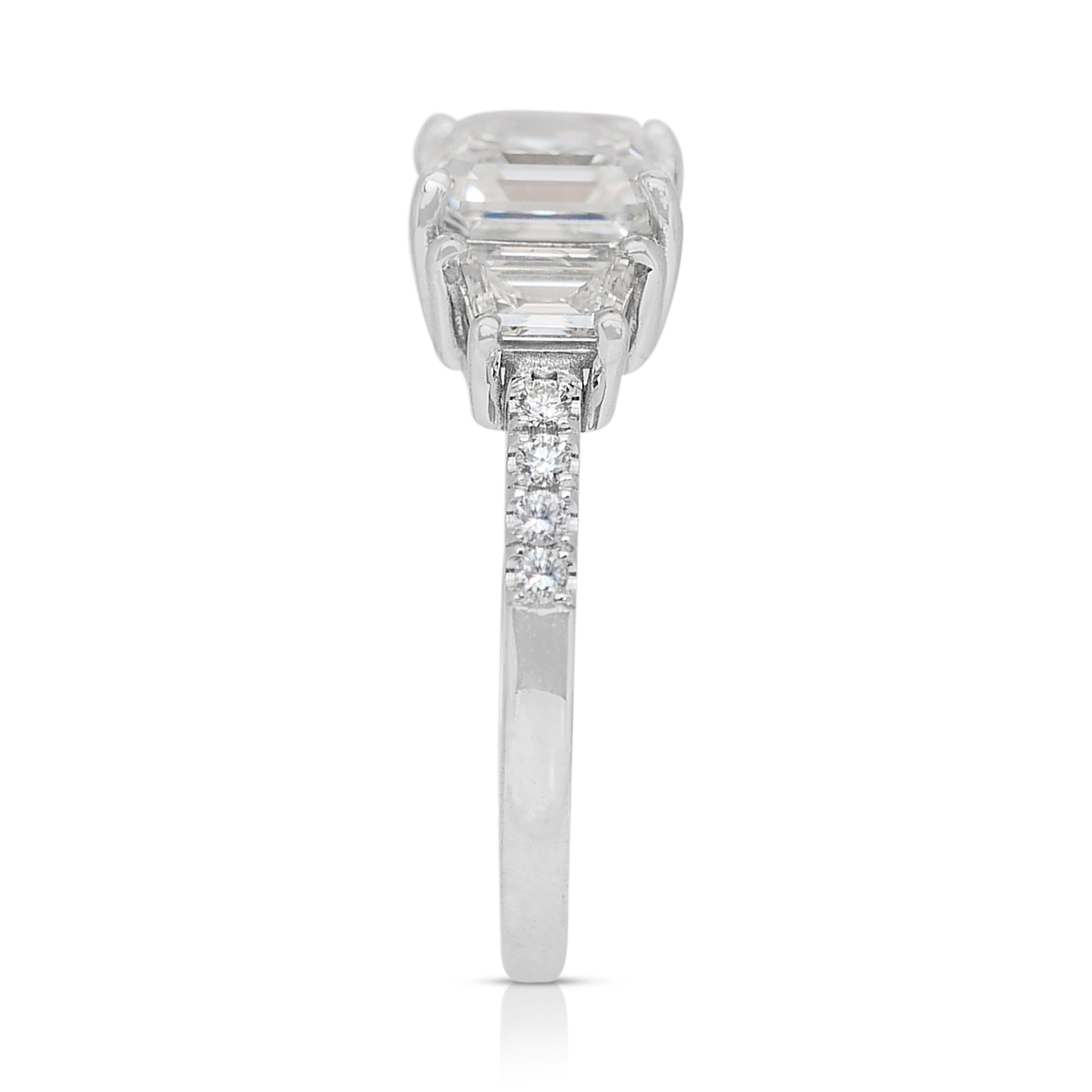 Eleganza di un anello con 3 pietre e 2,63 carati di diamanti in oro bianco 18 carati - Certificato GIA in vendita 2