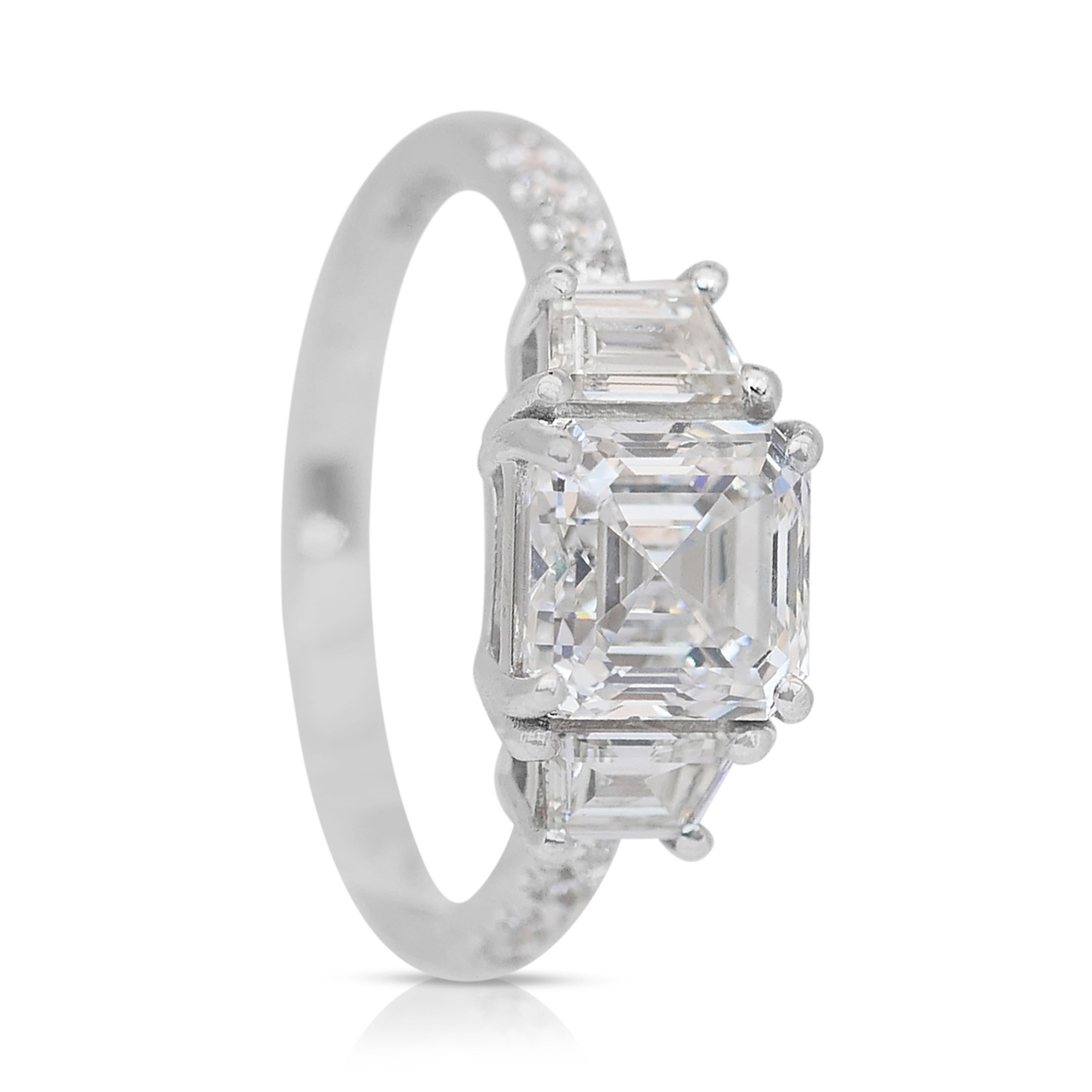 Eleganza di un anello con 3 pietre e 2,63 carati di diamanti in oro bianco 18 carati - Certificato GIA in vendita 3