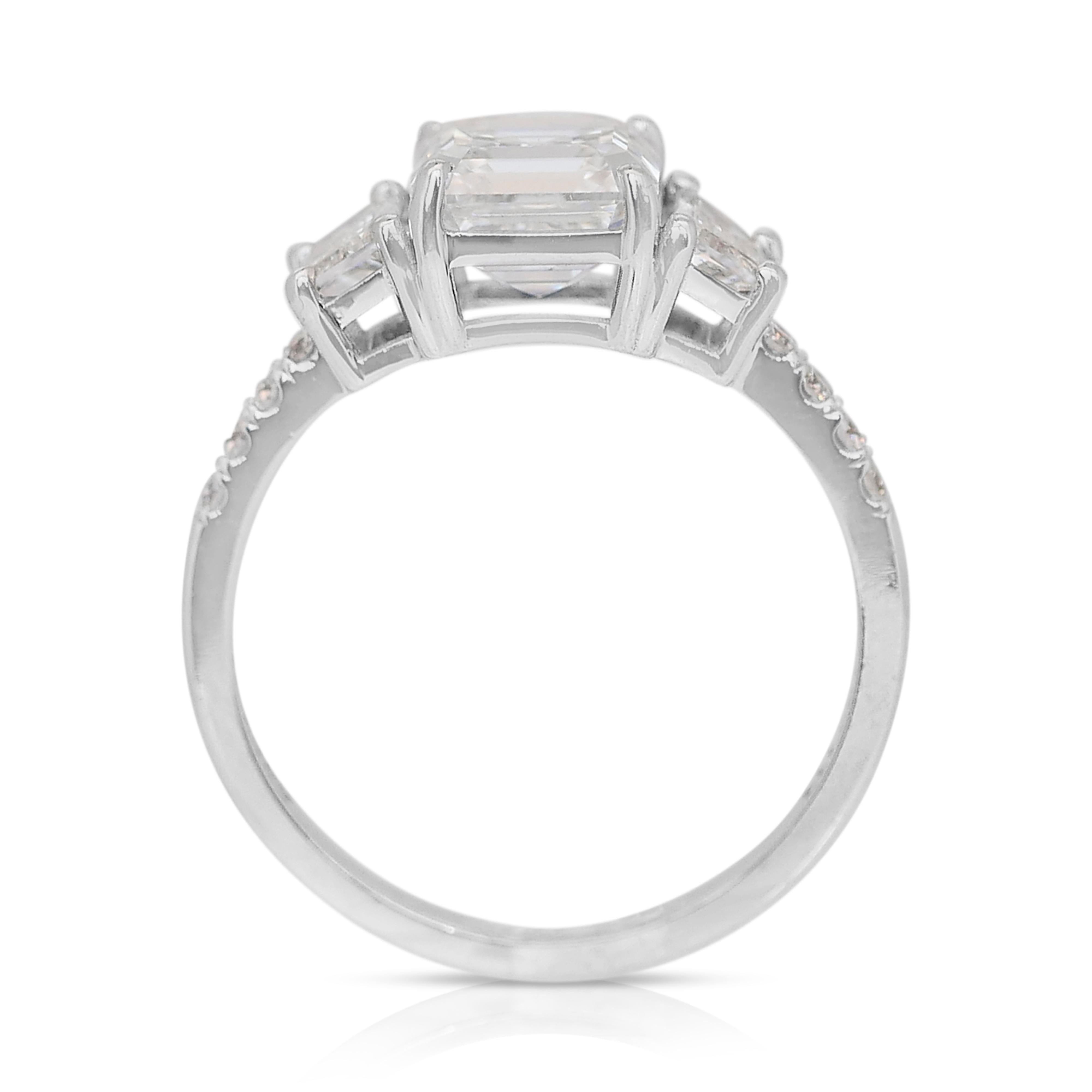 Eleganza di un anello con 3 pietre e 2,63 carati di diamanti in oro bianco 18 carati - Certificato GIA in vendita 4