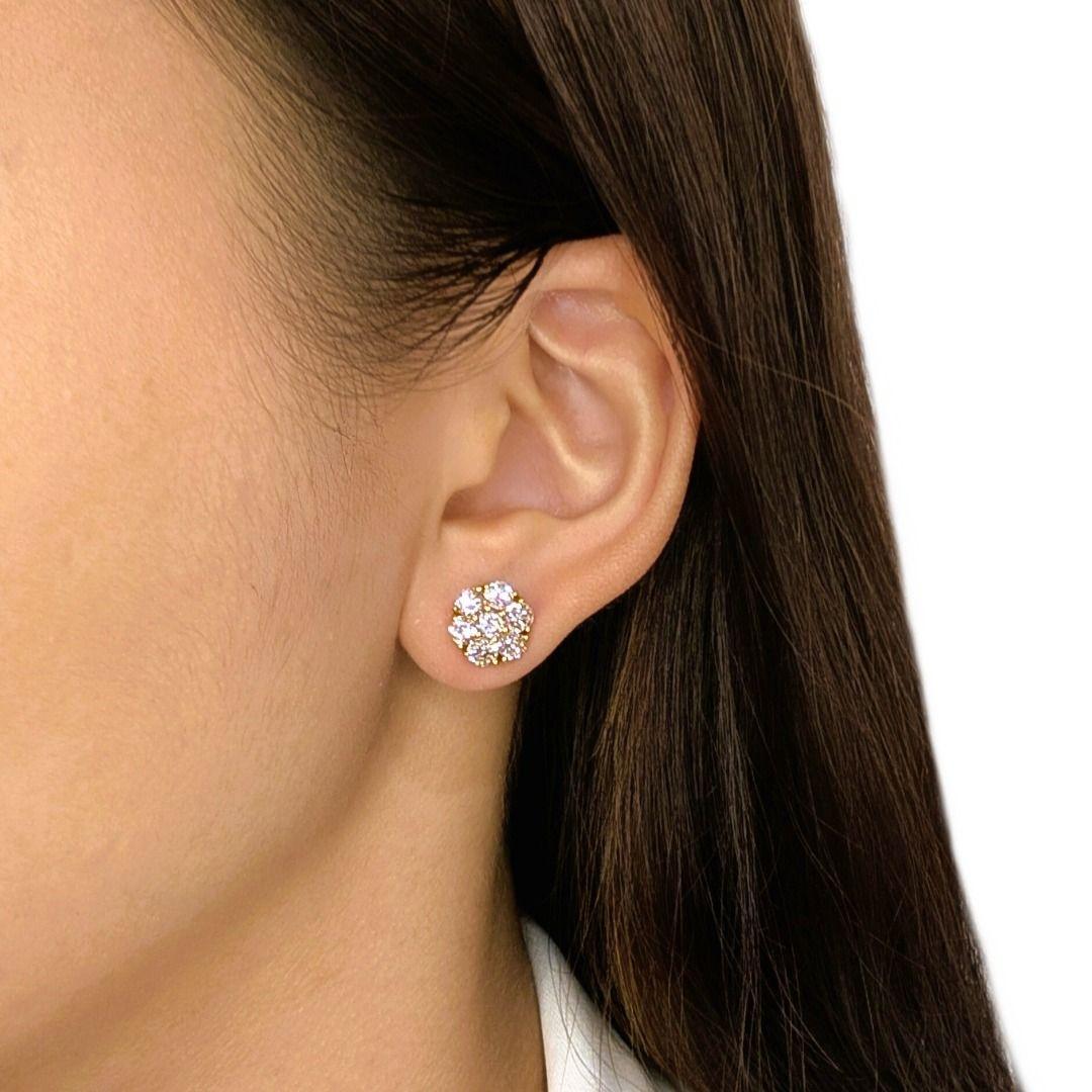Mélange rare d'histoire et d'élégance, ces boucles d'oreilles sont ornées de 14 diamants naturels de taille ancienne totalisant 2,66 ct. Chaque diamant, de forme ronde et brillante, possède le charme de l'artisanat antique. Il est de couleur H-I et