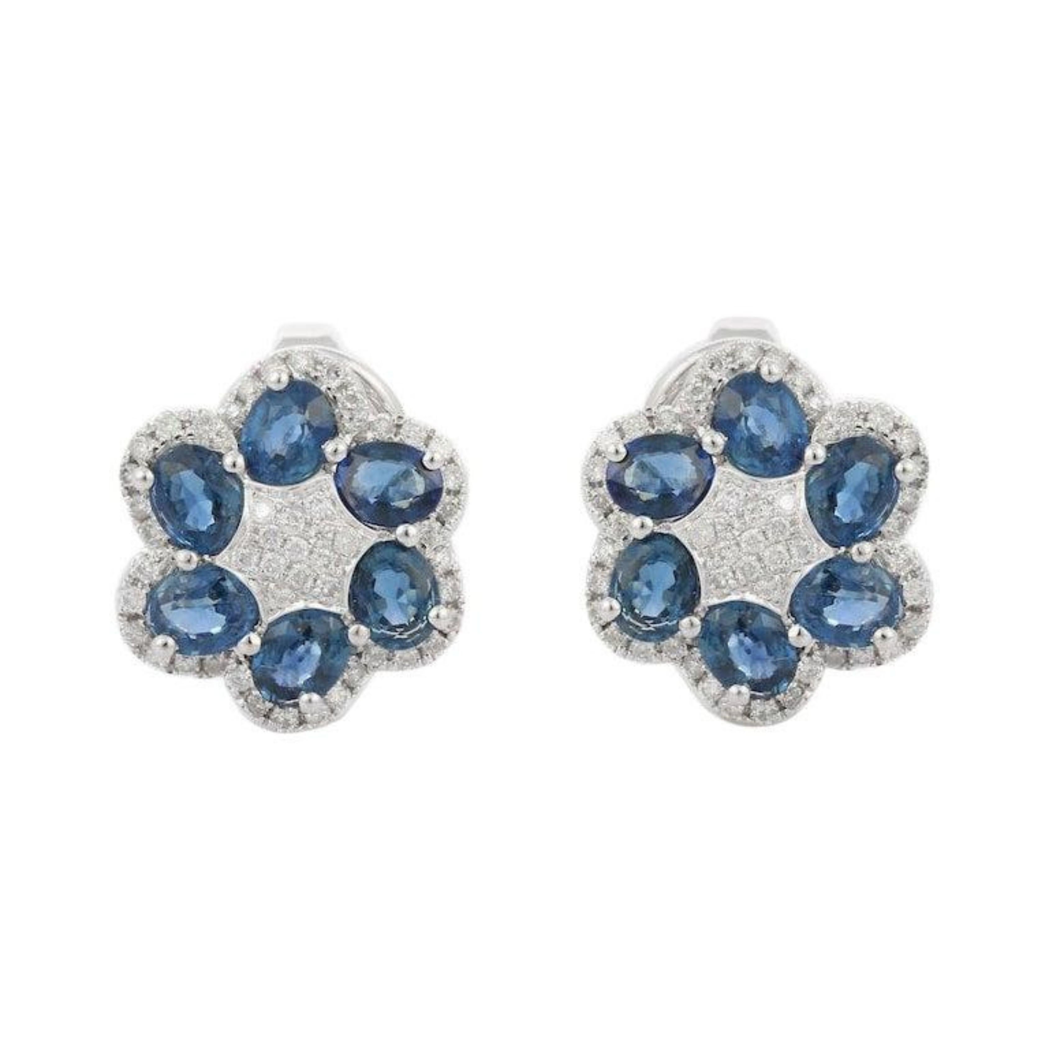 Taglio ovale Eleg Eleg Orecchini a perno con diamante e zaffiro blu da 2,81 CTW in oro bianco 14k in vendita