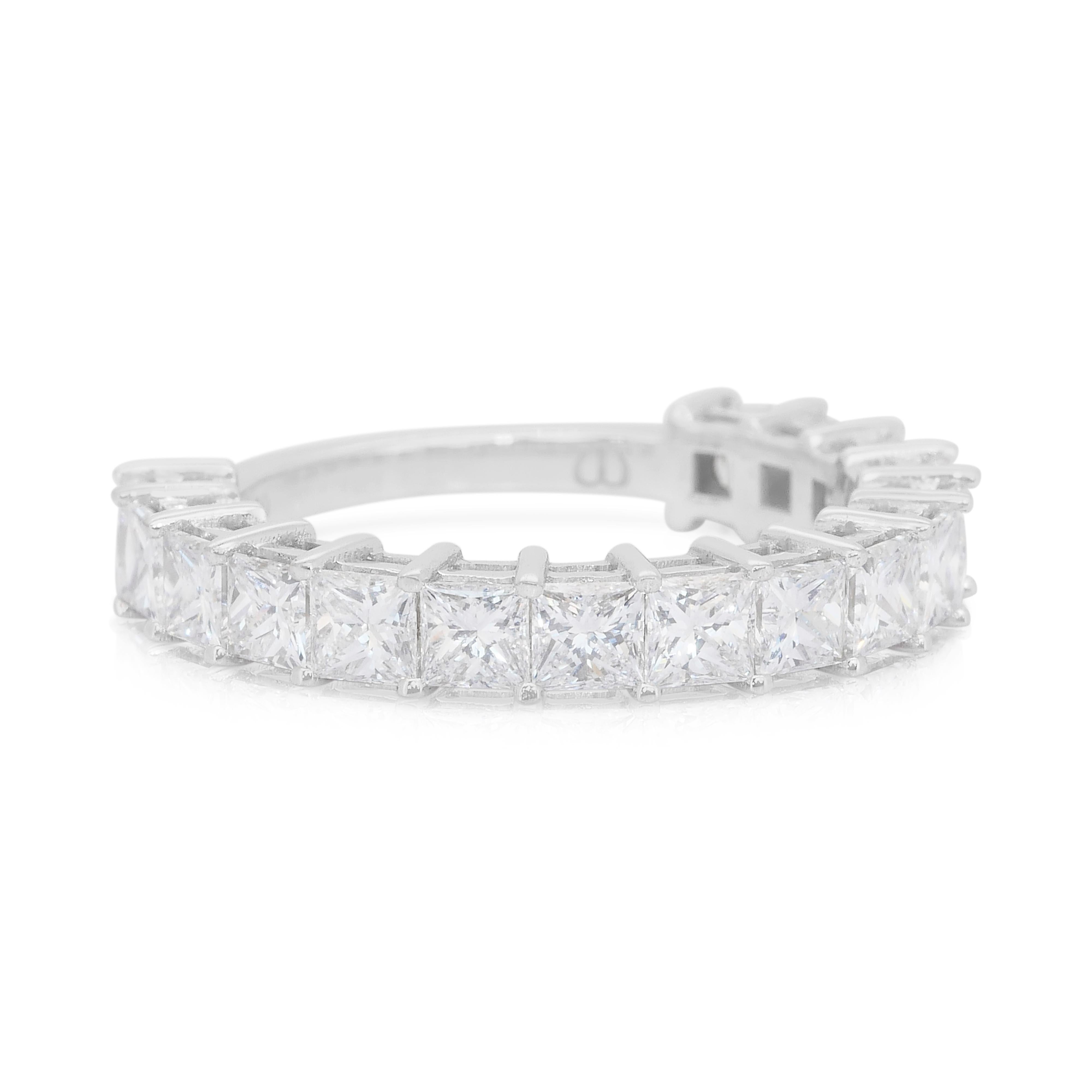 Anello Elegance con 2,88 carati di diamanti naturali in oro bianco 18 carati - Certificato IGI

Irradia pura raffinatezza con questo raffinato anello in oro bianco 18 carati, con 16 splendidi diamanti taglio princess per un totale di 2,88 carati.