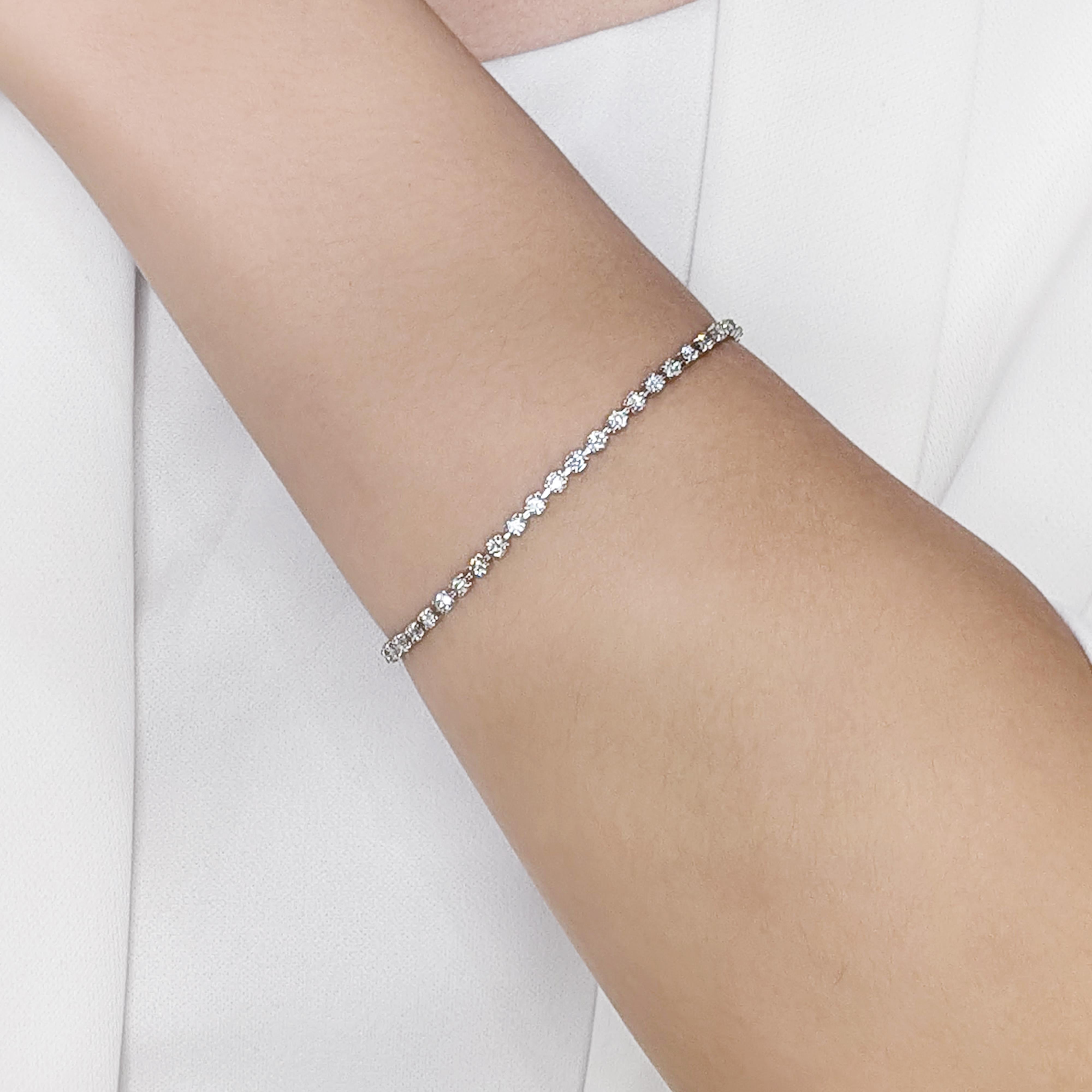 Ce bracelet flambant neuf, non porté, rayonne d'opulence et d'élégance, façonné dans un platine intemporel. Avec 50 diamants naturels ronds et brillants, d'un poids total de 2 carats, chaque pierre est classée F pour la couleur et SI pour la clarté,
