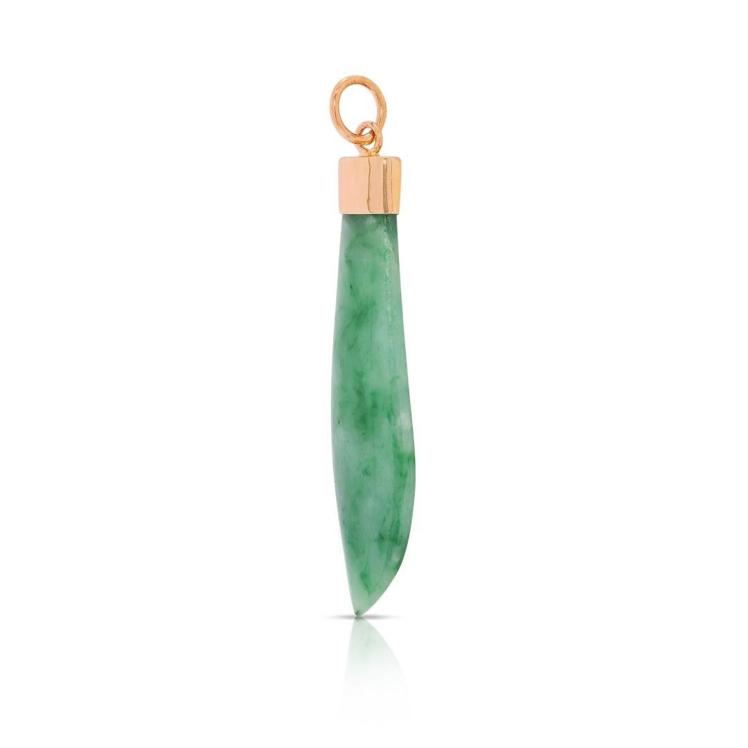 Elegant 2grams Jade Pendant in 20K Yellow Gold Excellent état - En vente à רמת גן, IL