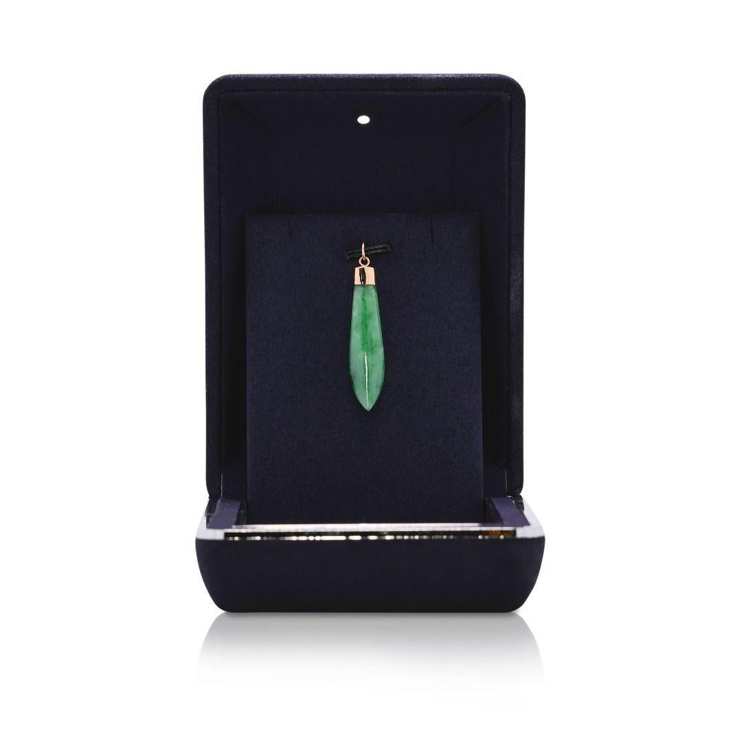 Elegant 2grams Jade Pendant in 20K Yellow Gold en vente 2