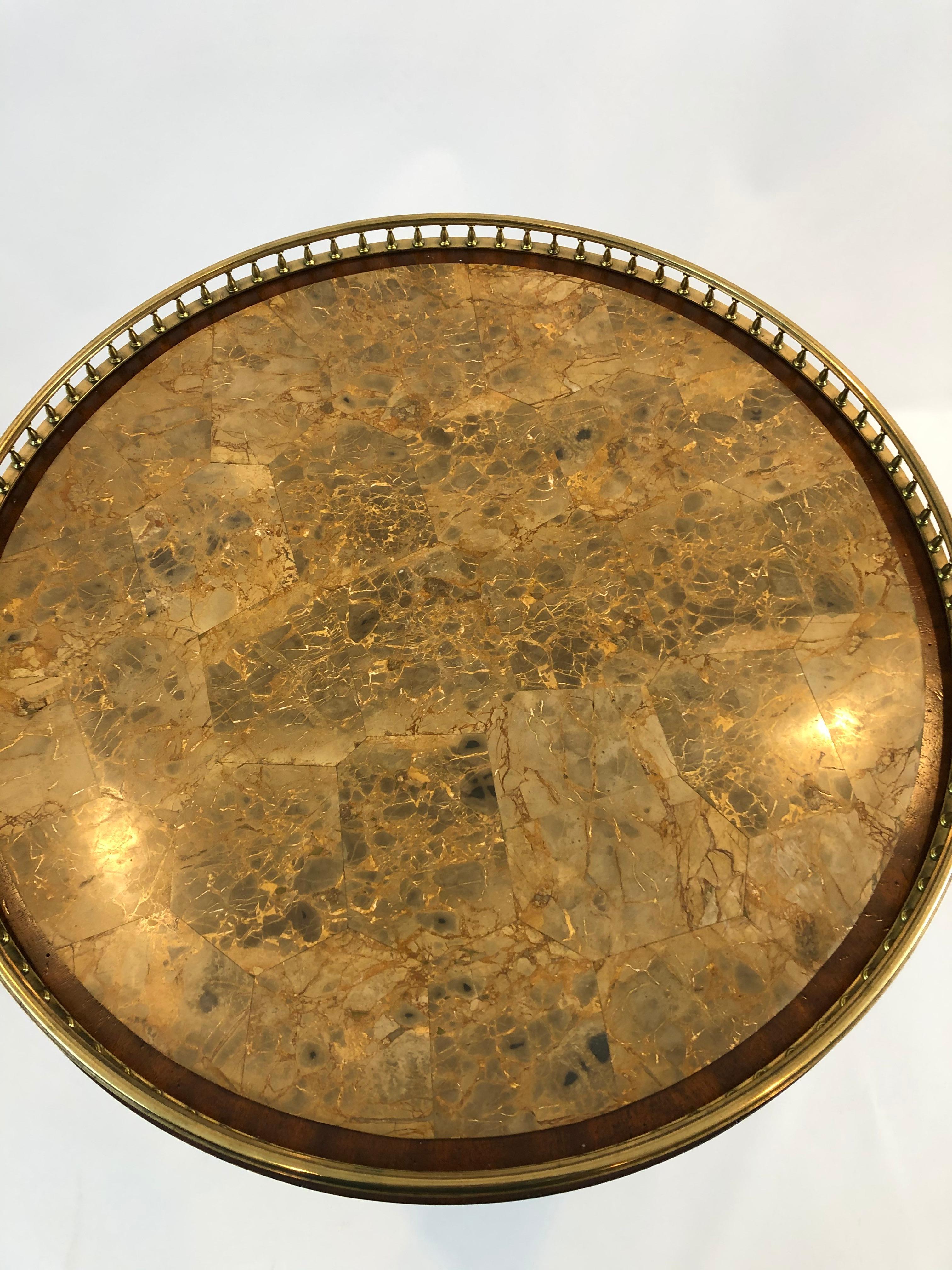 Philippin Table d'appoint ronde élégante à 3 tiroirs avec plateau en faux marbre en vente