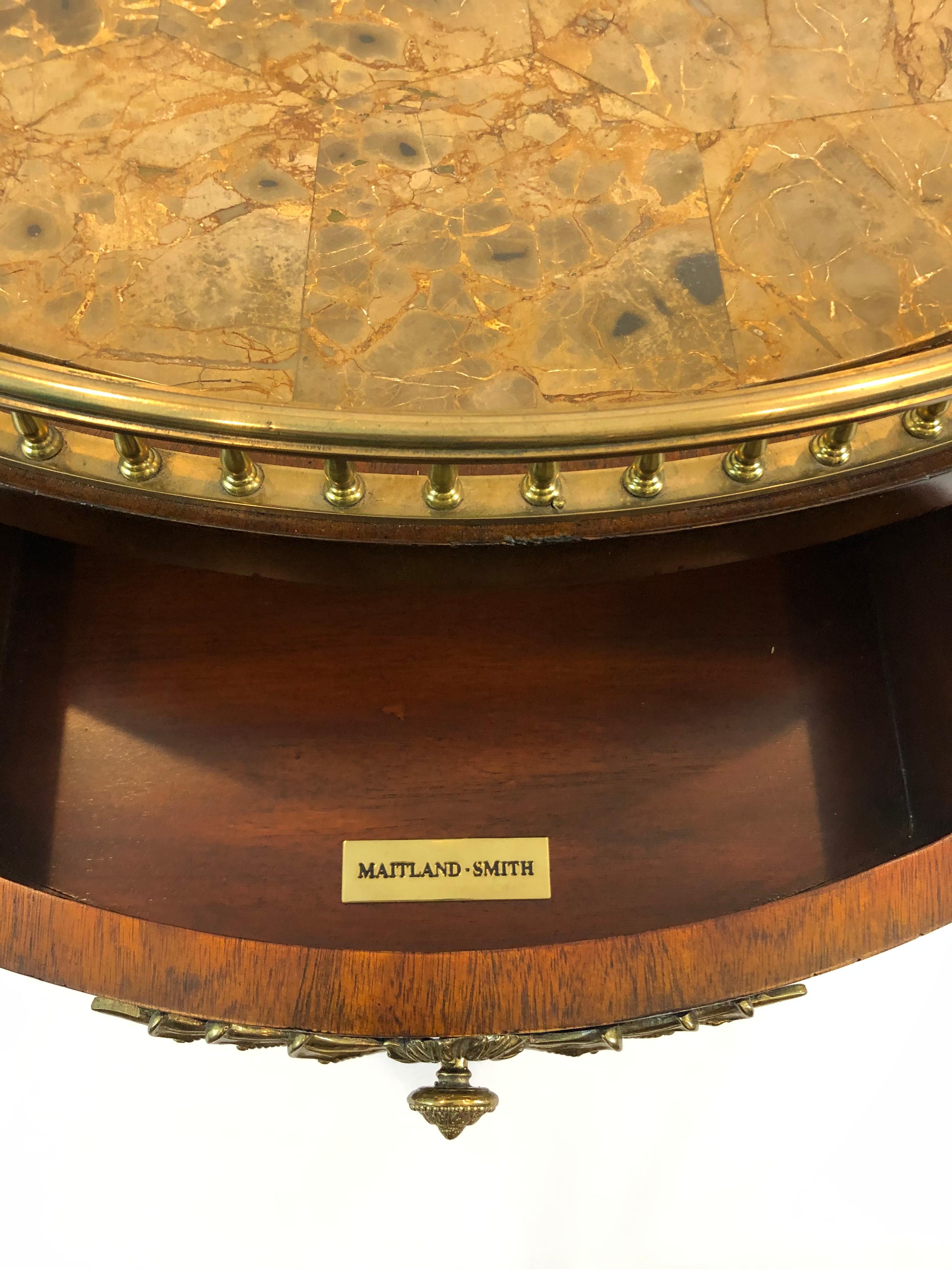 XXIe siècle et contemporain Table d'appoint ronde élégante à 3 tiroirs avec plateau en faux marbre en vente