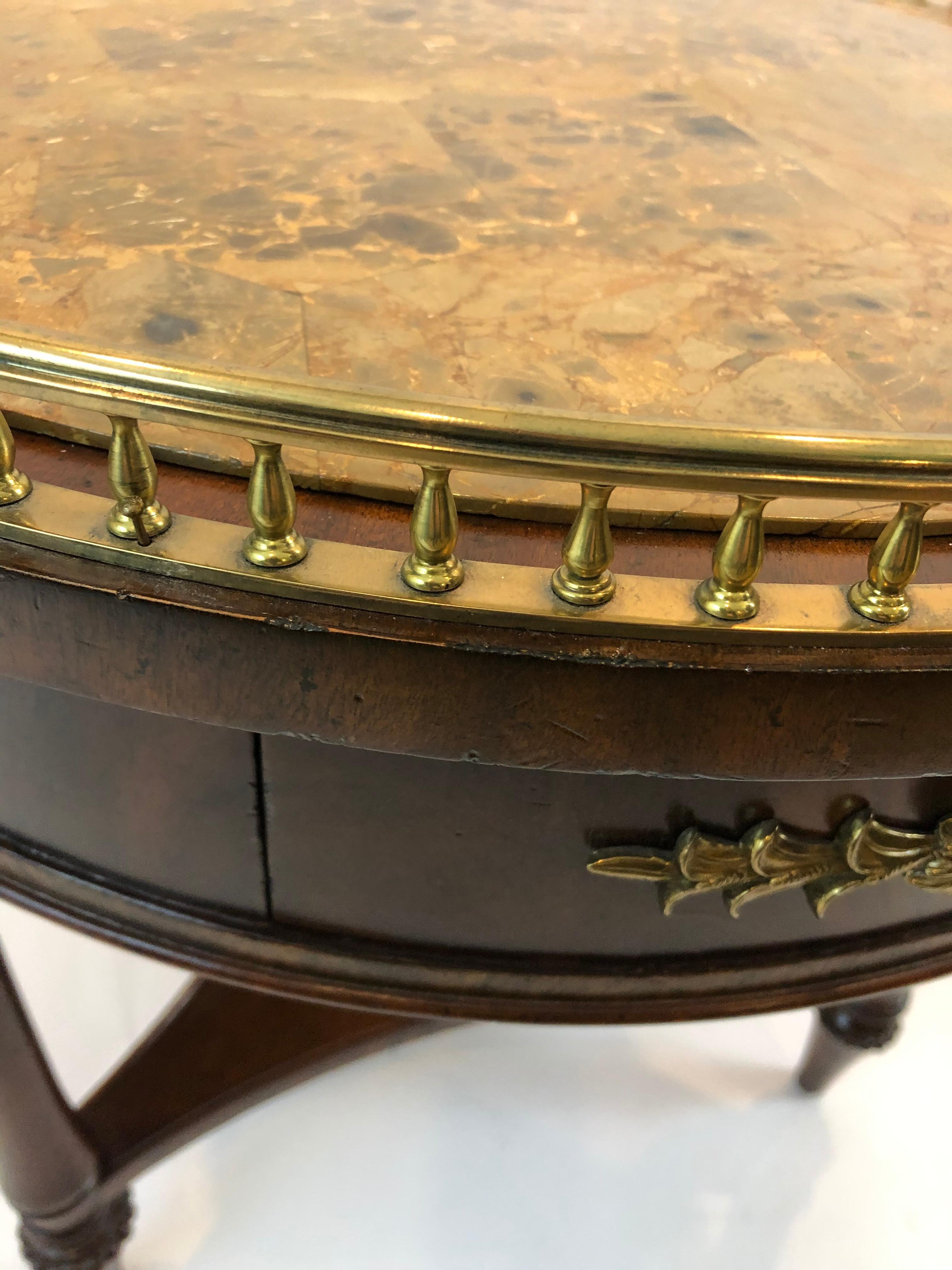 Laiton Table d'appoint ronde élégante à 3 tiroirs avec plateau en faux marbre en vente